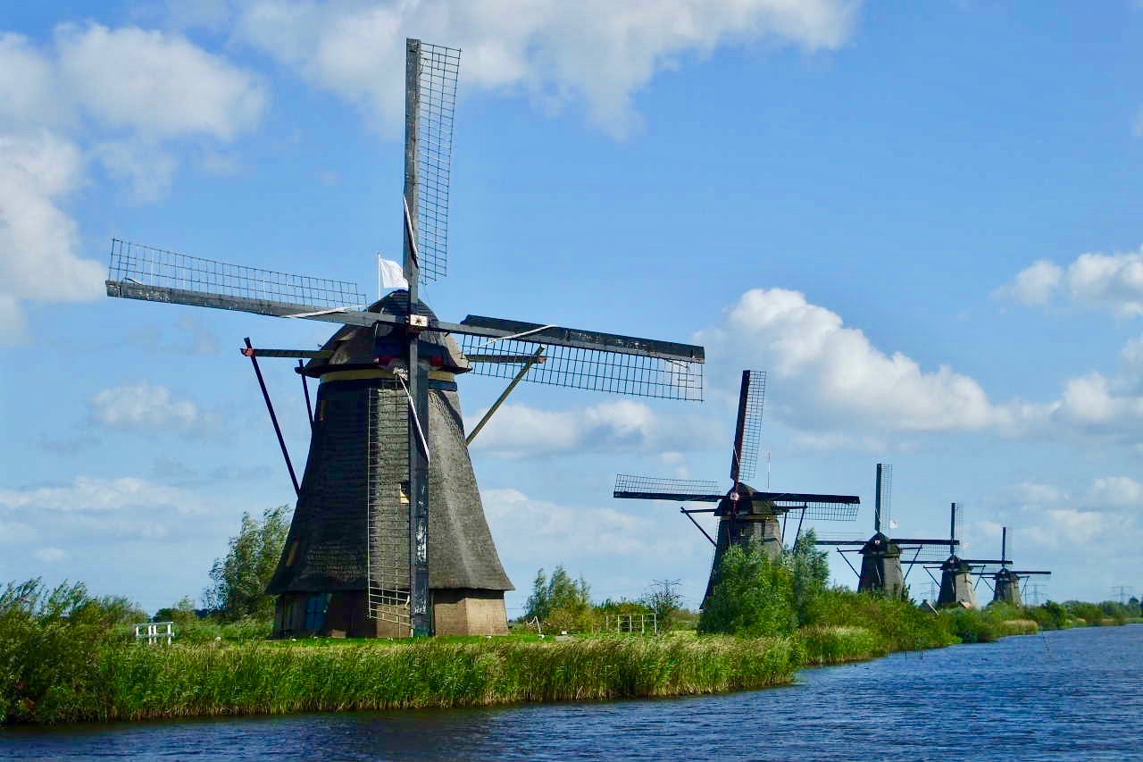 Kincir angin di Kinderdijk, Holland Selatan, sebuah Situs Warisan Dunia UNESCO.