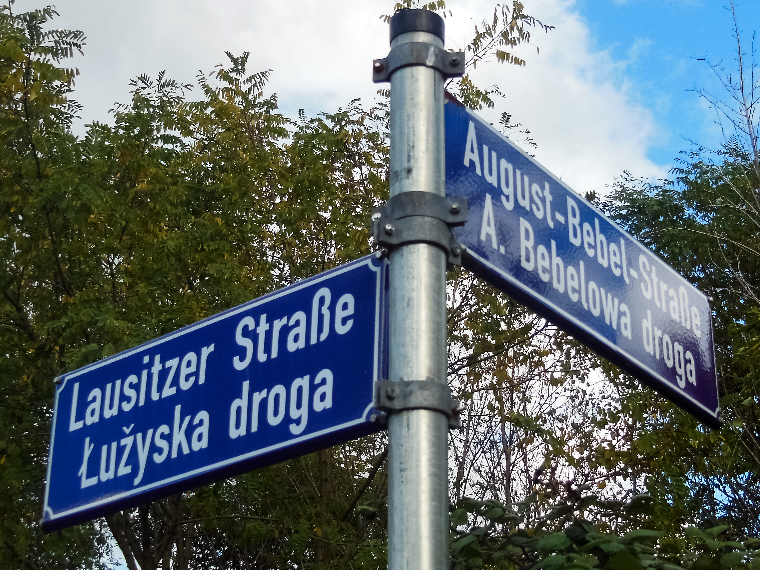Sebuah rambu jalan dwibahasa dalam Jerman dan Sorbia Hilir di Cottbus (Chóśebuz) di Brandenburg.