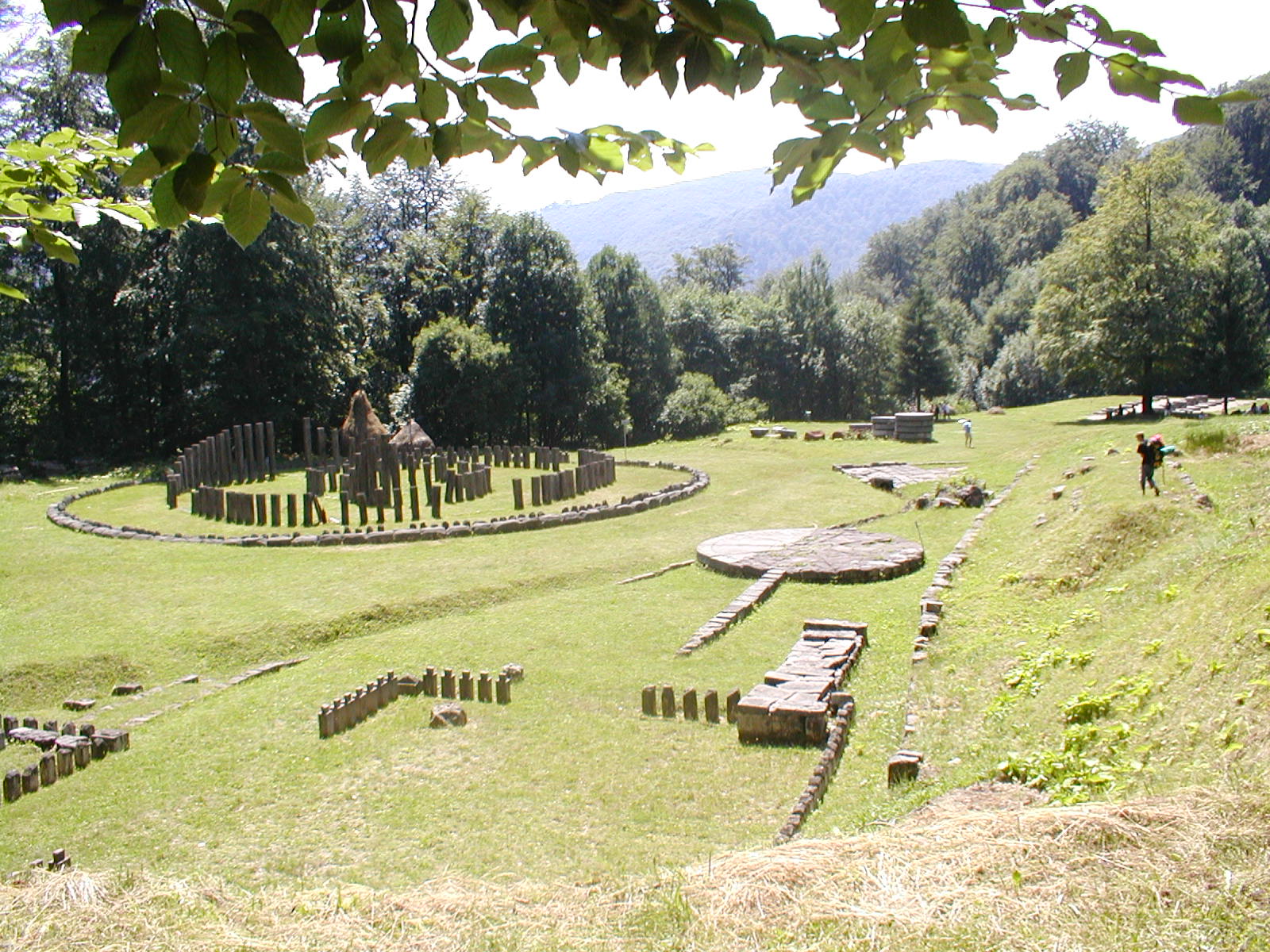 Reruntuhan kuil di Sarmizegetusa Regia, bagian dari Benteng-benteng Dacia di Pegunungan Orăștie.