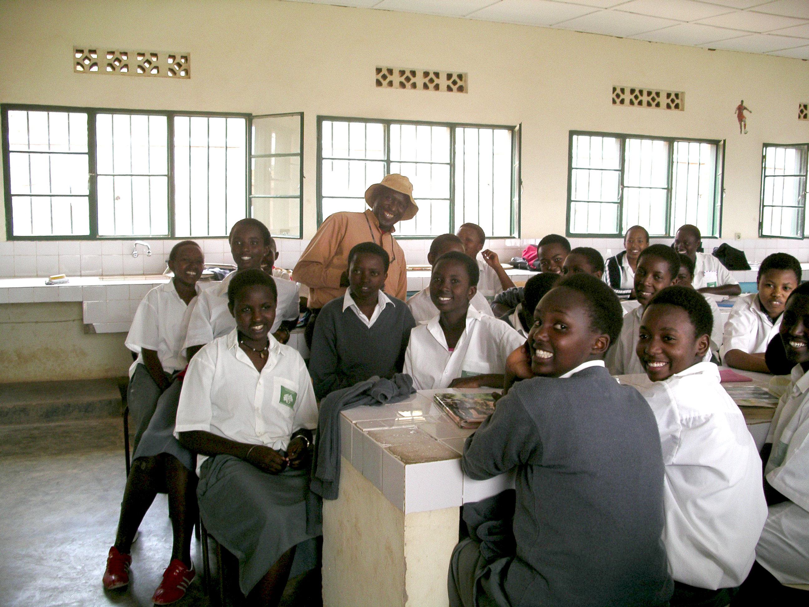 Pelajar-pelajar di sebuah sekolah menengah Rwanda.