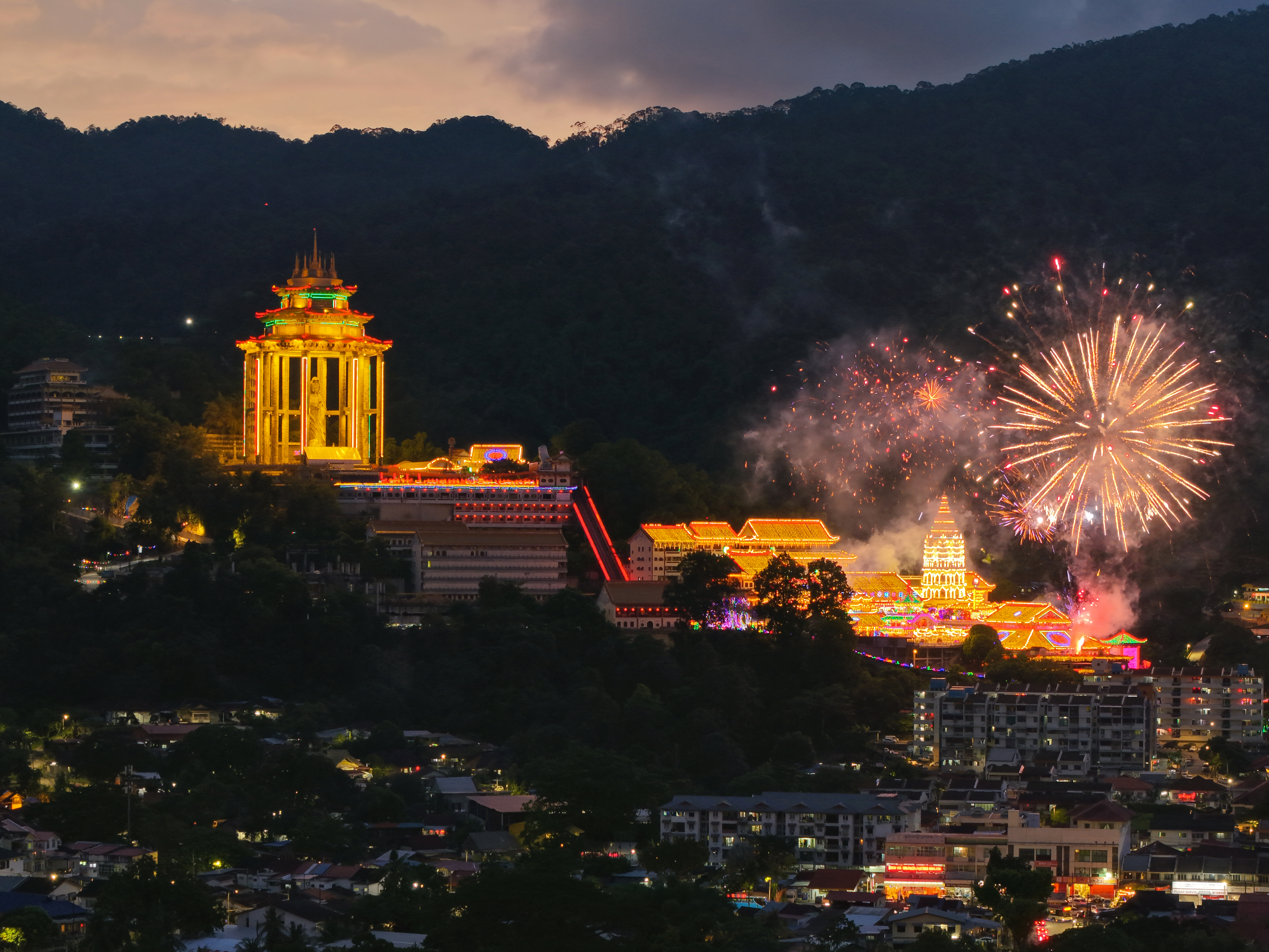 Ngôi chùa Phật giáo lớn nhất Malaysia - Chùa Cực Lạc ở Penang - được thắp sáng để chuẩn bị cho Tết Nguyên Đán
