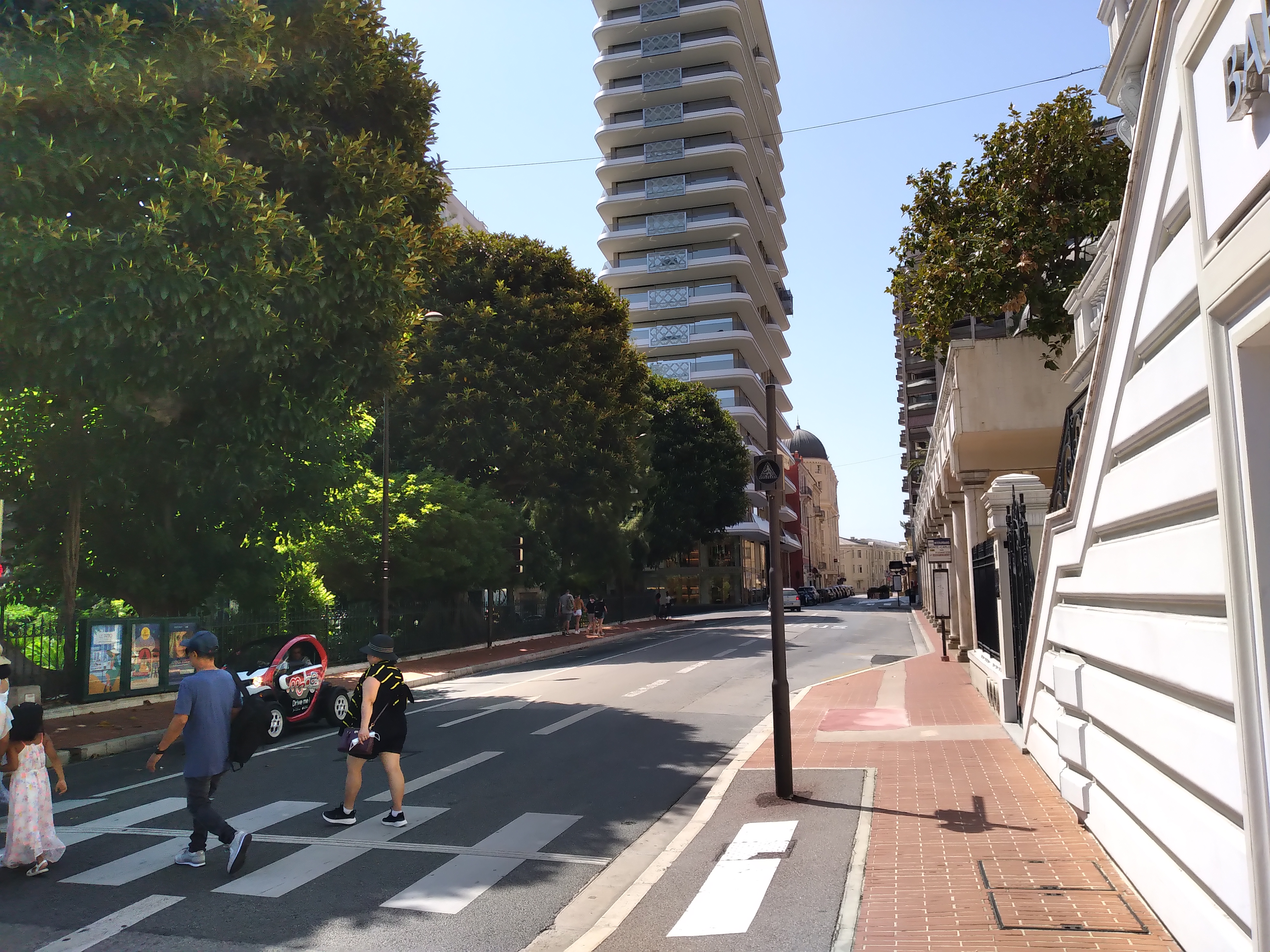 コスタ通りの横断歩道