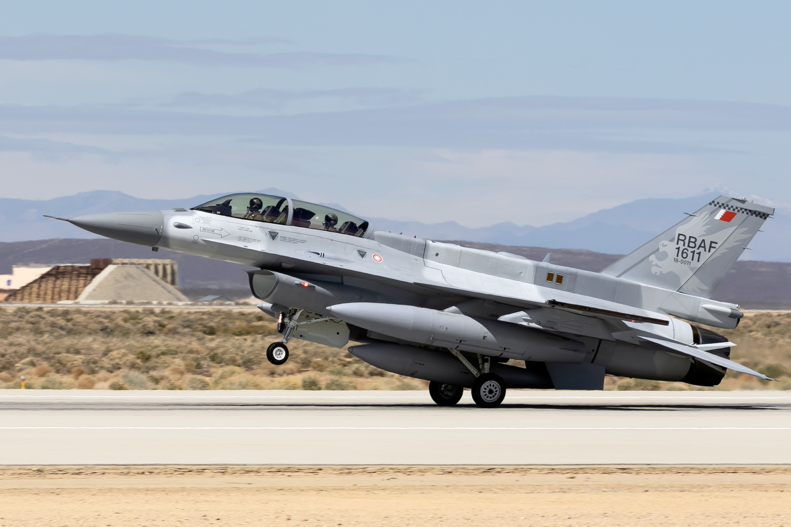 エドワーズ空軍基地に着陸するバーレーン空軍のF-16ブロック70