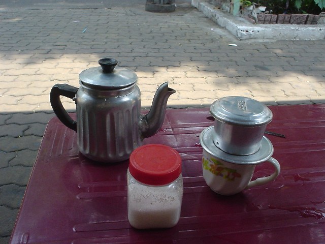 Kopi Vietnam dihidangkan dengan penapis titisan individu.
