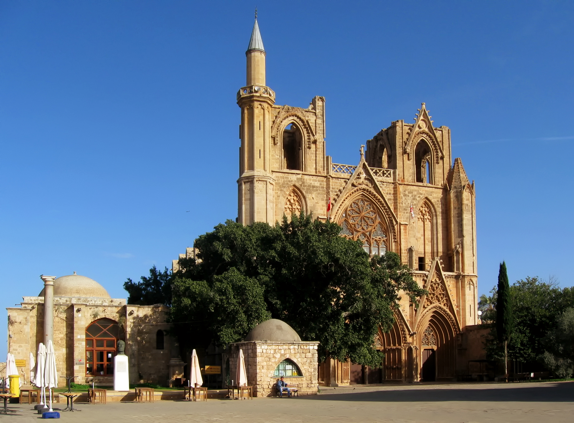 Katedral St. Nicholas (kini Masjid Lala Mustafa Pasha) di Famagusta.