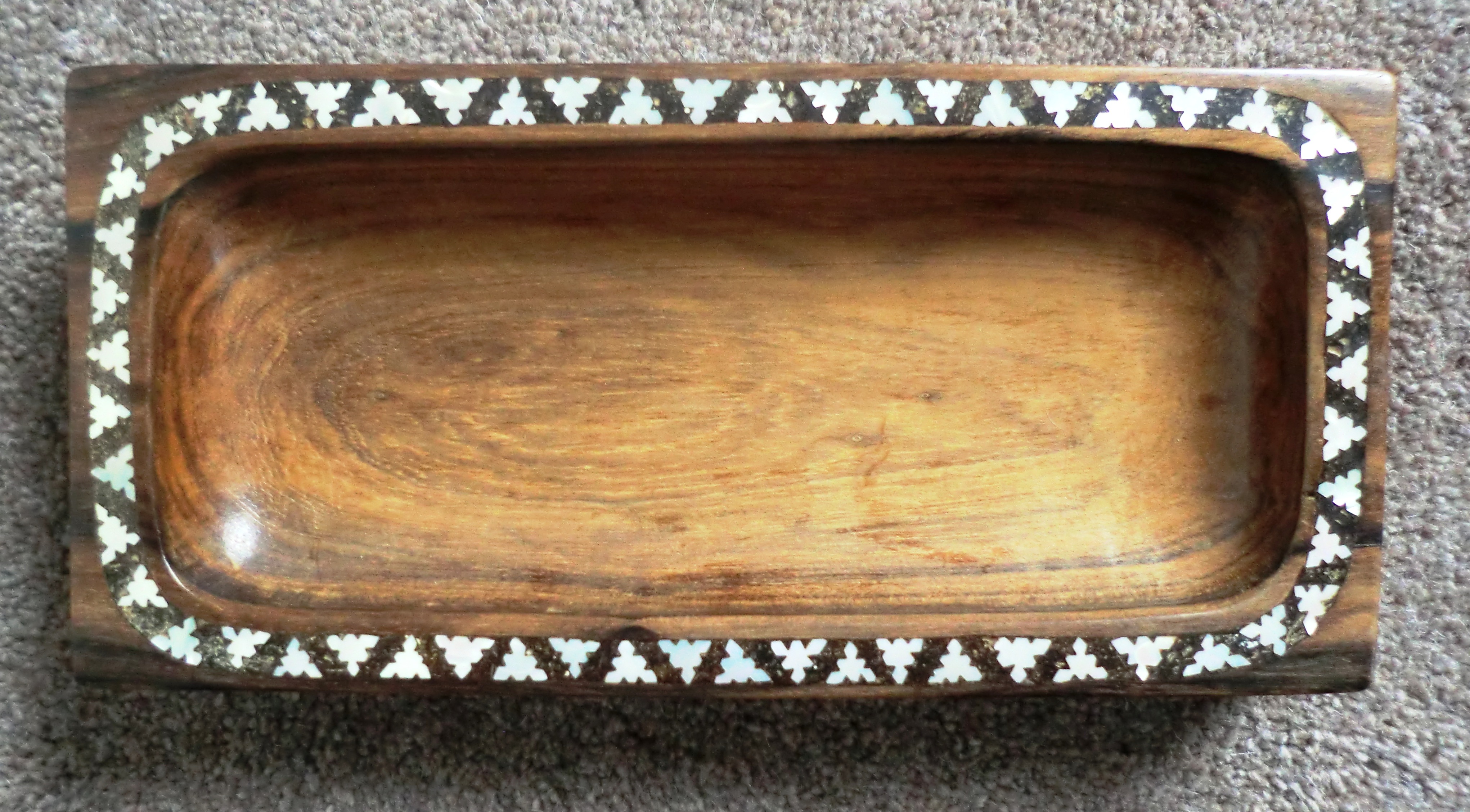 Piring kayu berukir dengan tatahan mutiara yang indah.