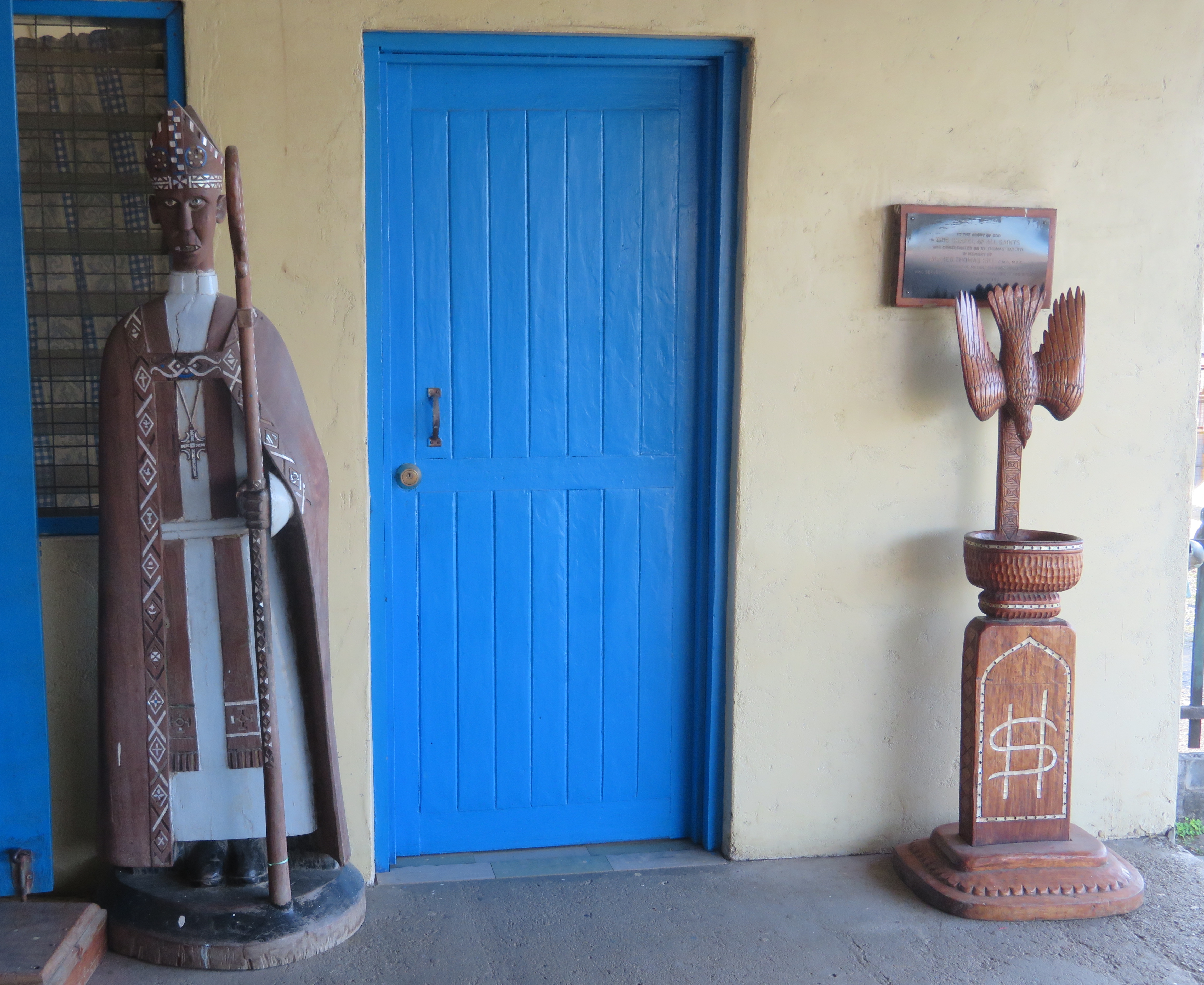 Patung Uskup di Gereja All Saints, Honiara, menunjukkan pengaruh agama dalam seni ukir.