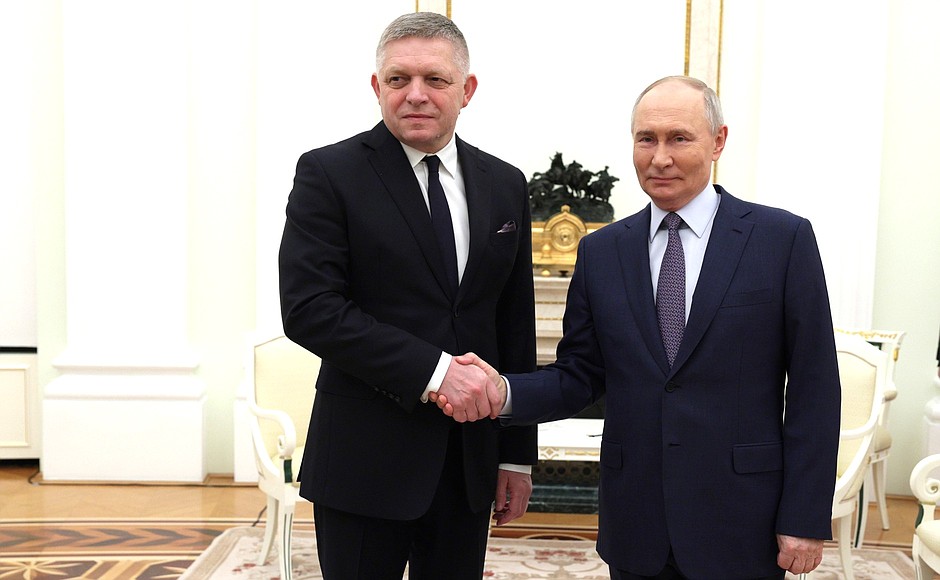 ロシア大統領ウラジーミル・プーチンとモスクワ・クレムリンで会談するスロバキア首相ロベルト・フィツォ(2024年)。
