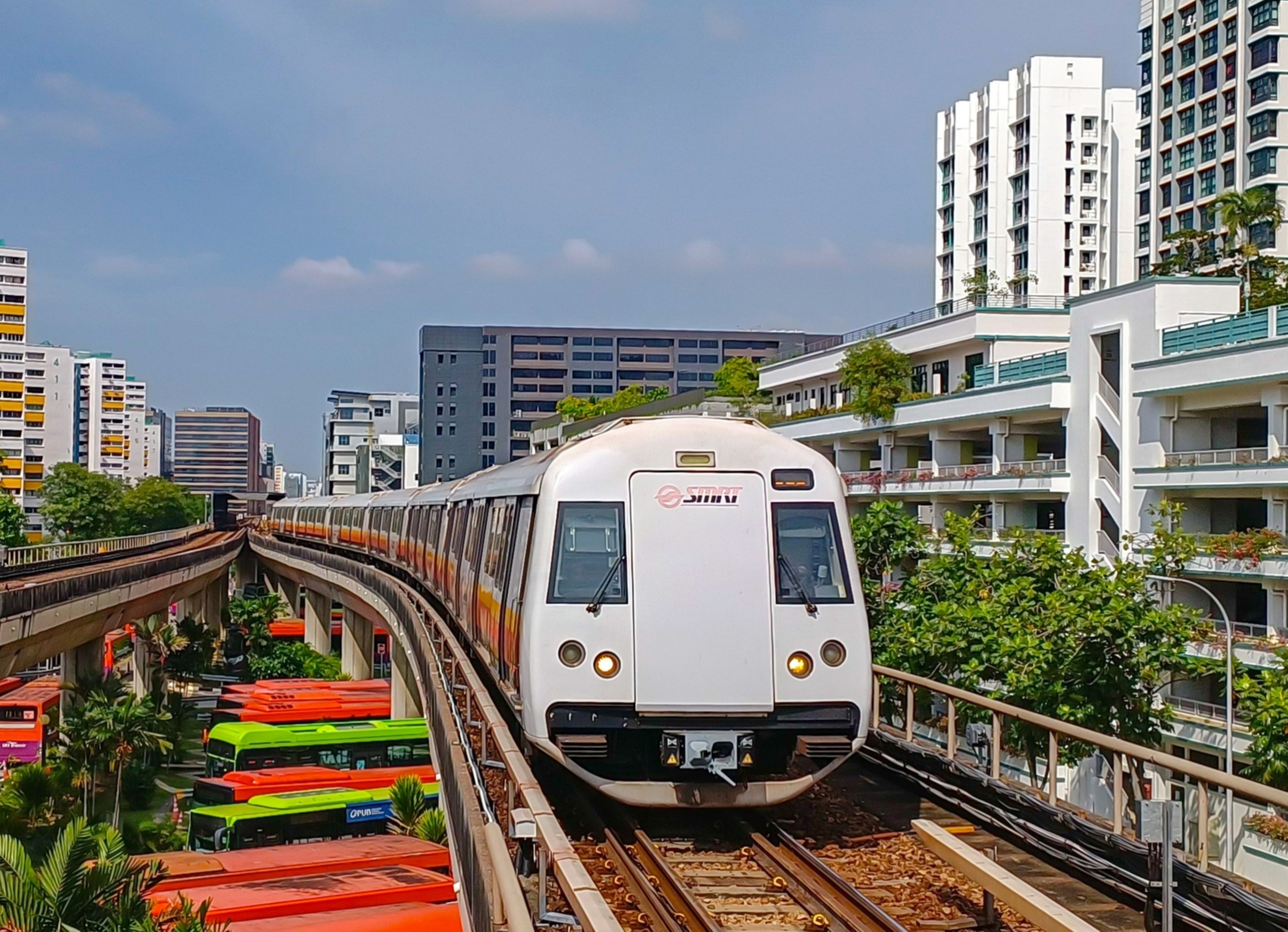 Một tàu C151B MRT đang đến gần Ga Eunos