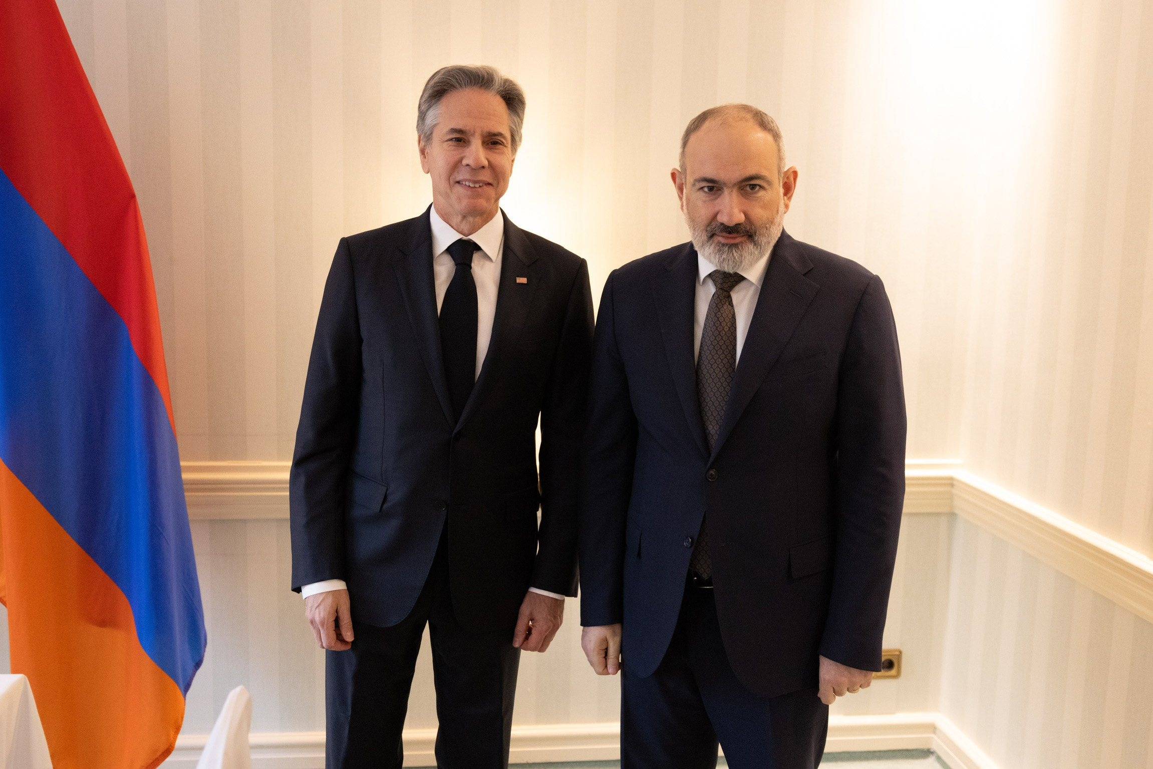 Perdana Menteri Armenia Nikol Pashinyan bersama Menteri Luar Negeri AS Antony Blinken