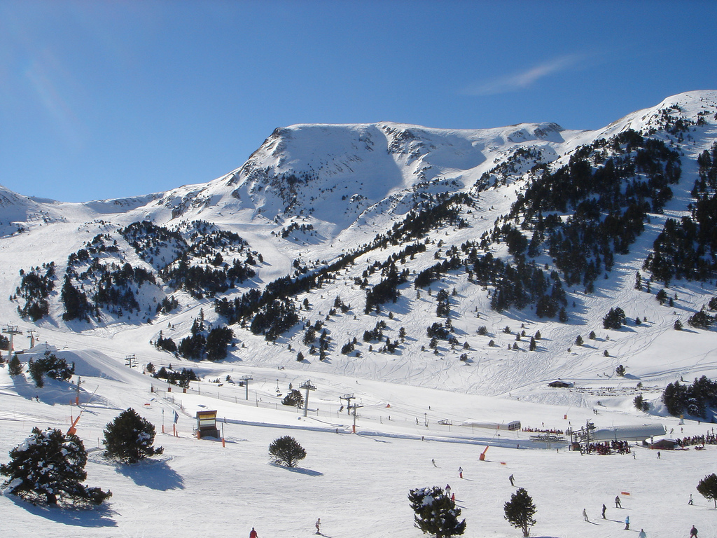 Pemandangan pegunungan Andorra di resor ski Grandvalira, Soldeu