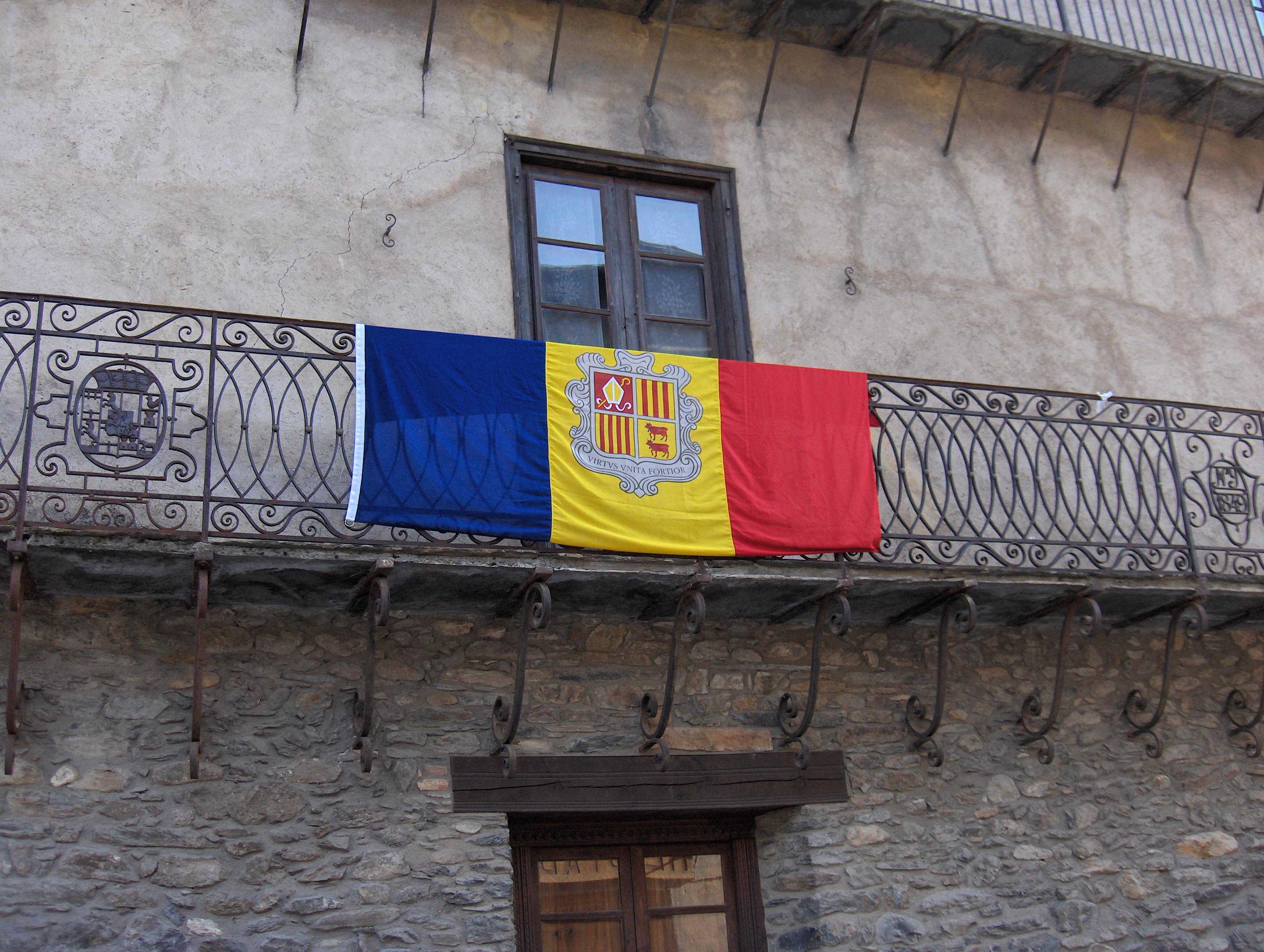 Bendera Andorra di sebuah balkon, Ordino