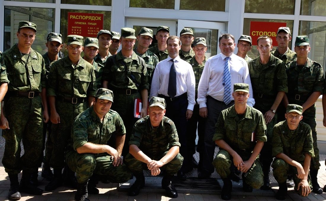 2010年、グダウタのロシア軍基地を訪問したドミートリー・メドヴェージェフ(中央、濃いネクタイ)