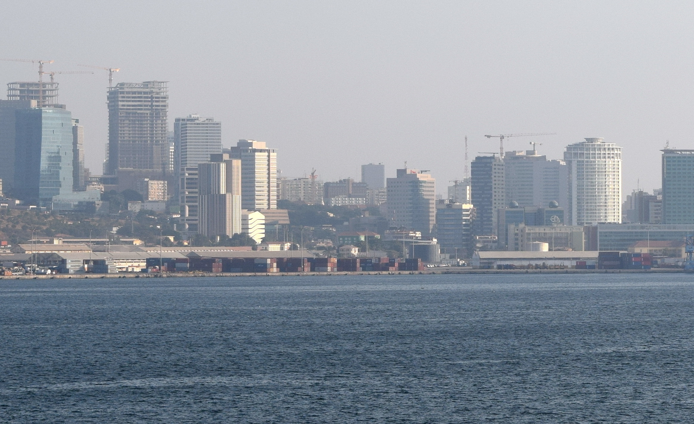 Teluk Luanda, kota terbesar di Angola.