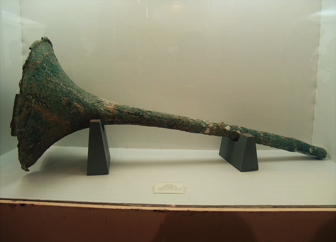 Sebuah Karnay, alat musik Iran kuno dari abad ke-6 SM, disimpan di Museum Persepolis