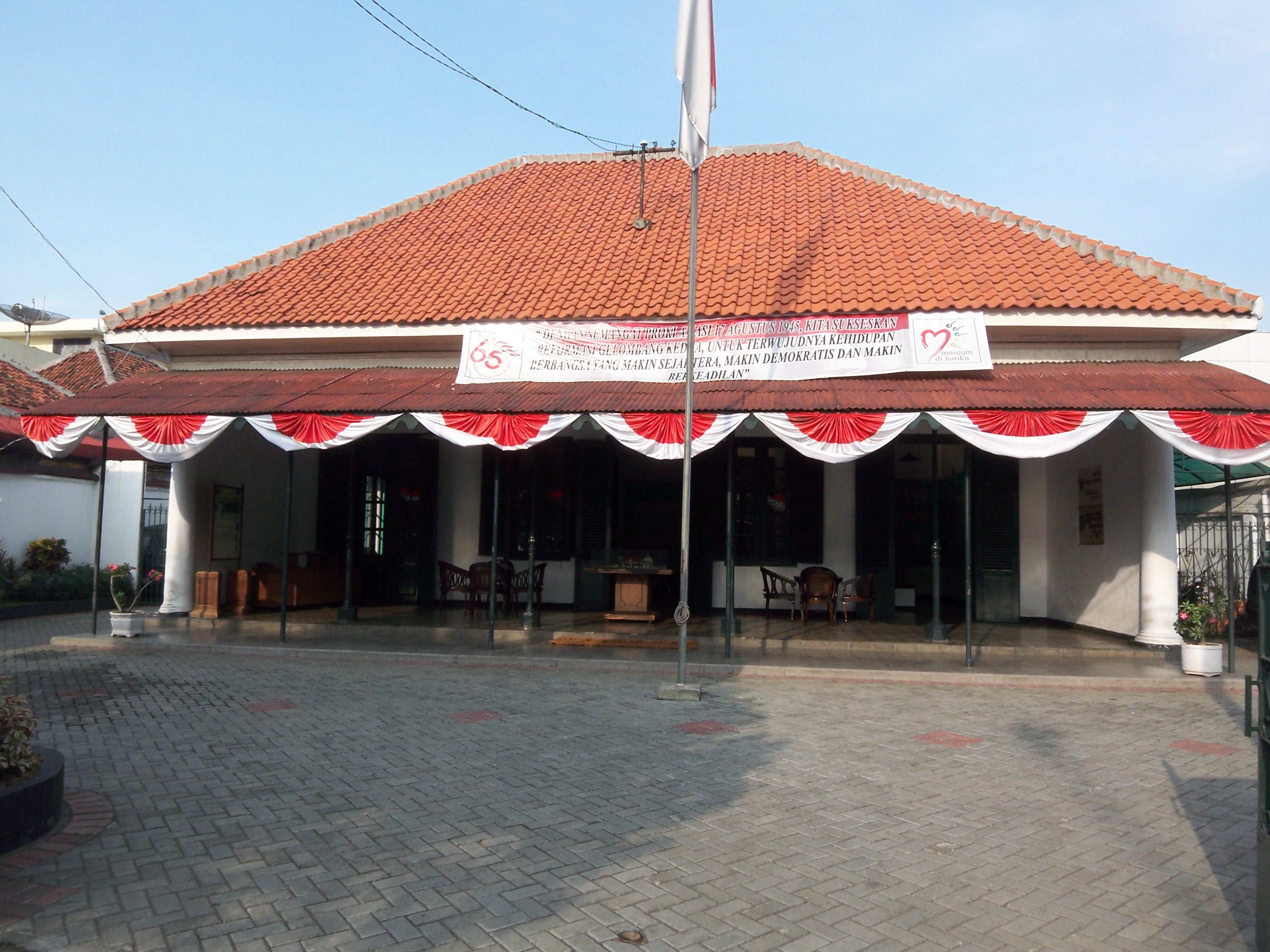 Bảo tàng Lời thề Thanh niên (trước đây là Indonesische Clubhuis) là địa điểm diễn ra phiên họp cuối cùng của Đại hội Thanh niên lần thứ hai và cũng là nơi ra đời của Lời thề Thanh niên.