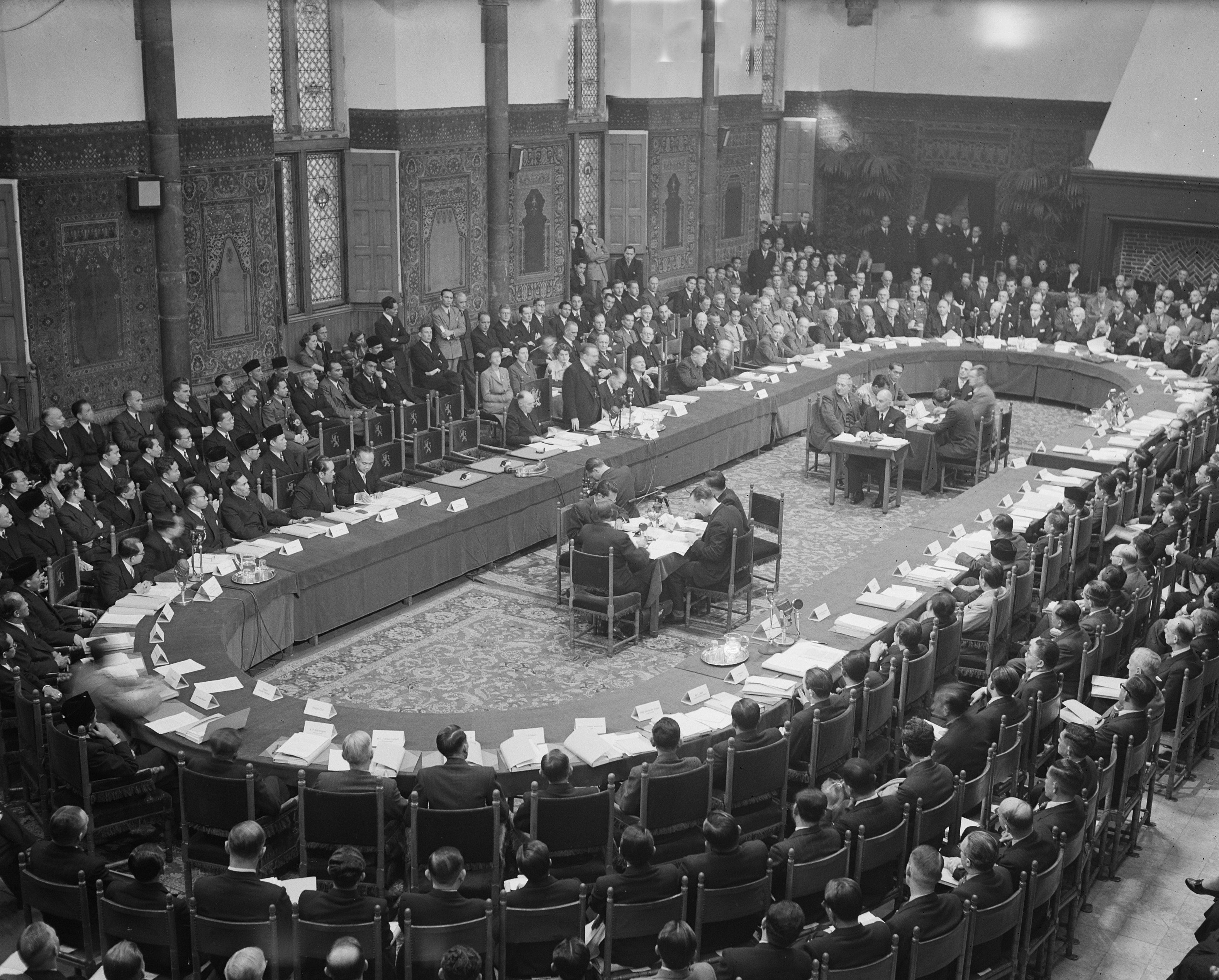 Sesi terakhir Persidangan Meja Bulat (KMB) di Ridderzaal, Den Haag pada 2 November 1949.