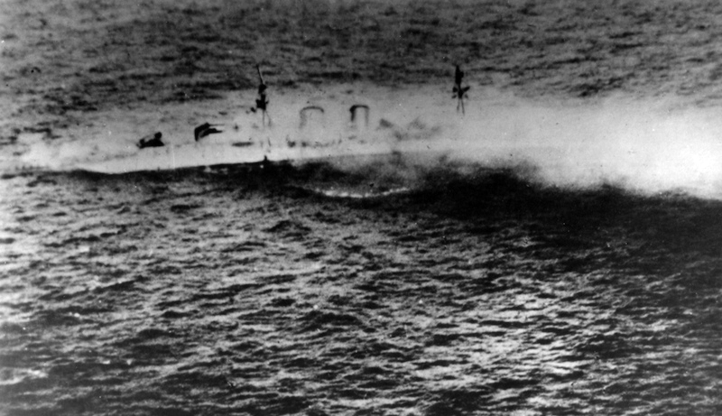 Tàu HMS Exeter bị đánh chìm trong Trận chiến Biển Java lần thứ hai.