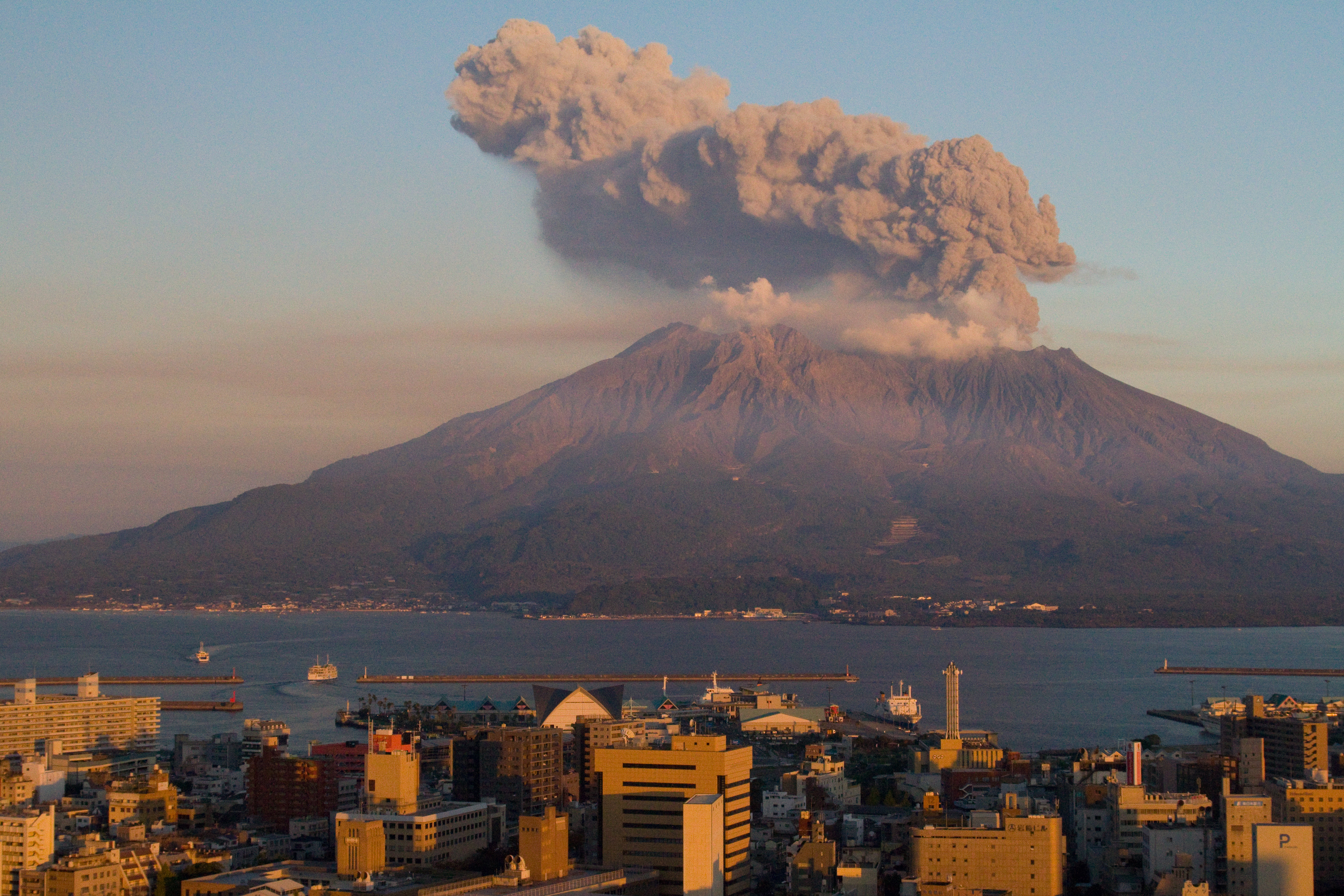 桜島は日本で最も活発な火山の一つである。