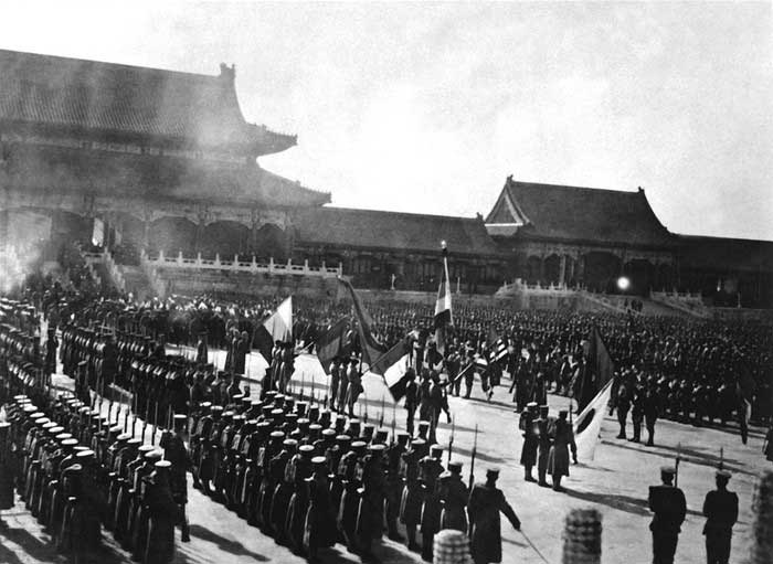 8개국 연합군이 반외세 의화단과 그들을 지원한 청나라를 격파하기 위해 중국을 침공했다. 이미지는 1901년 베이징 의정서 체결 후 중국 황궁인 자금성 내부에서의 축하 행사를 보여준다.