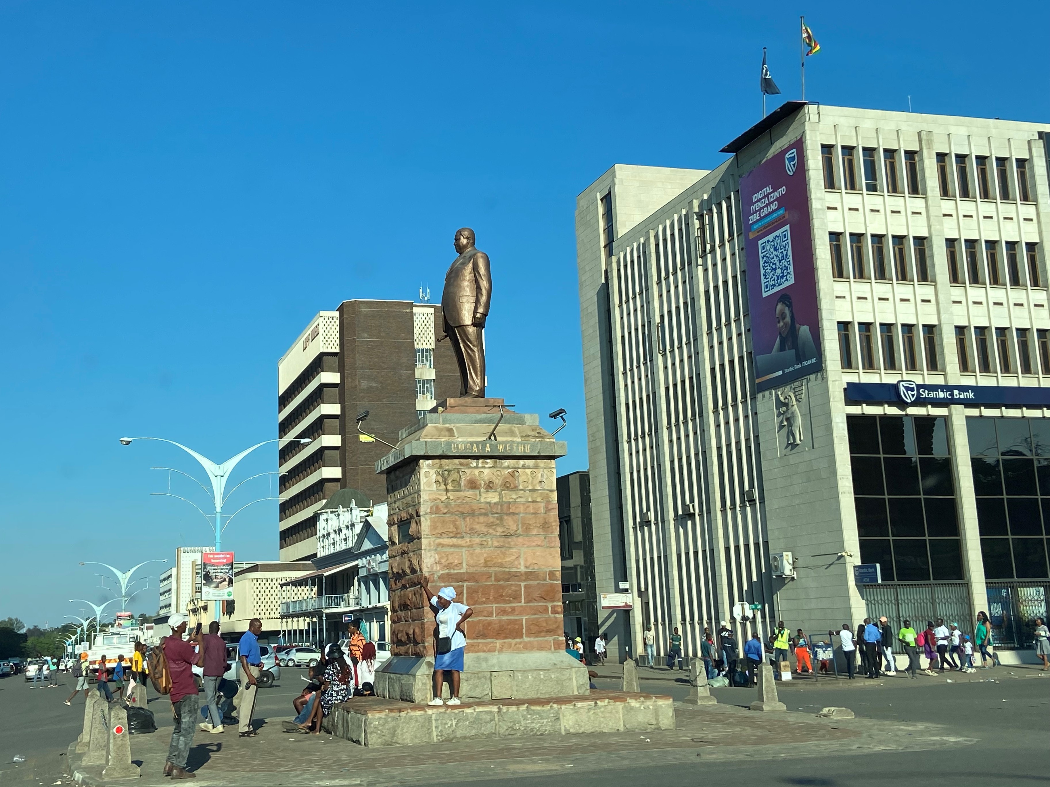 Pemandangan Jalan Joshua Mqabuko Nkomo di Bulawayo, bandar kedua terbesar di Zimbabwe.