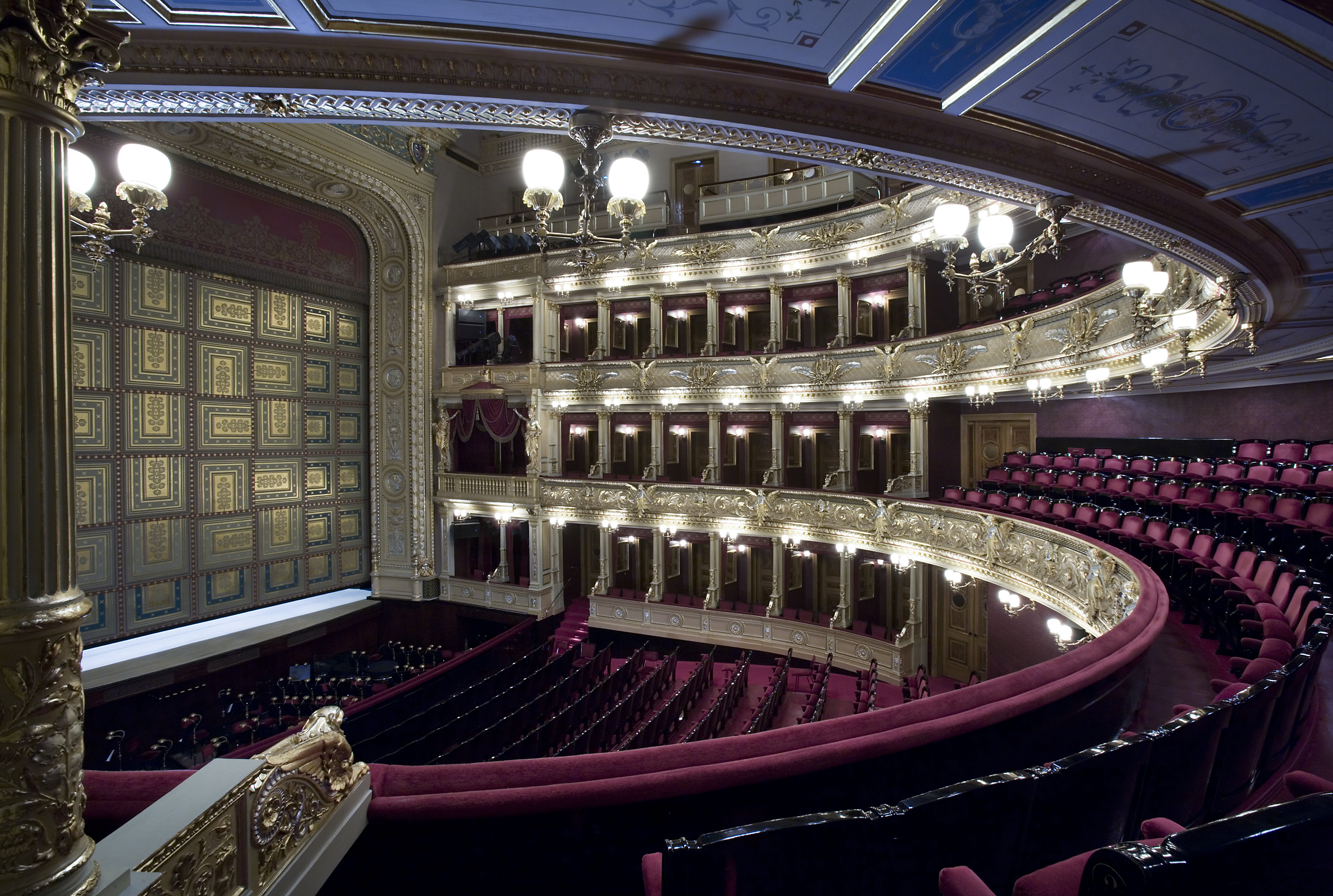 Teater Kebangsaan (kiri) dan Teater Estates (kanan)