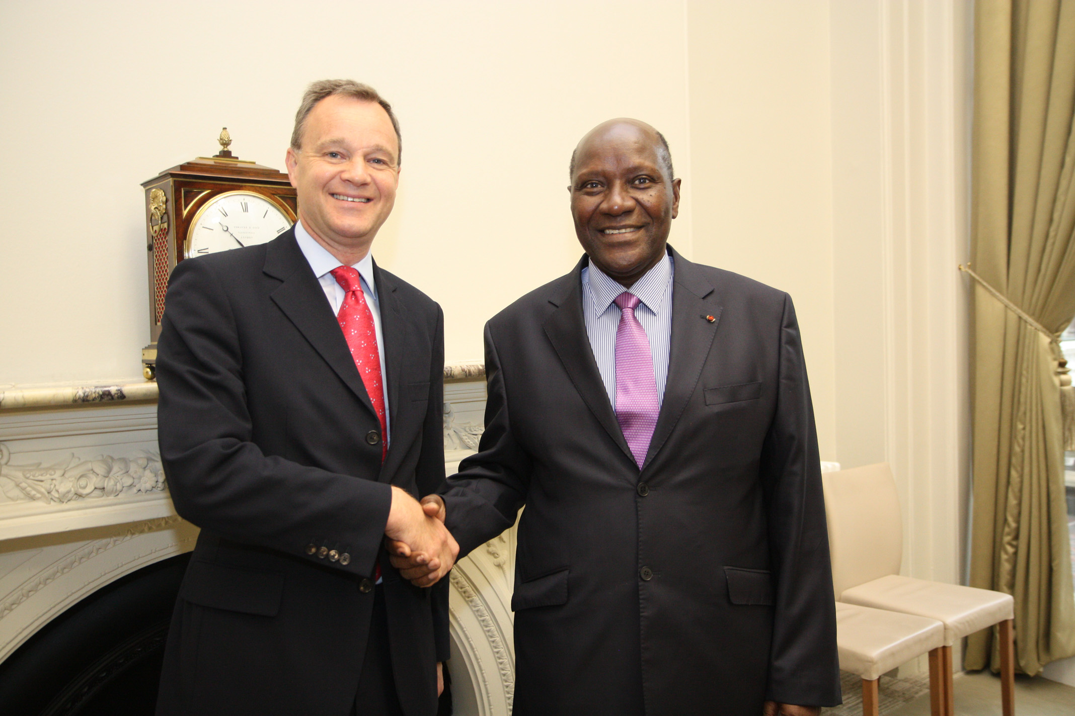 Mark Simmonds bertemu dengan PM Daniel Kablan Duncan di London, 2013.