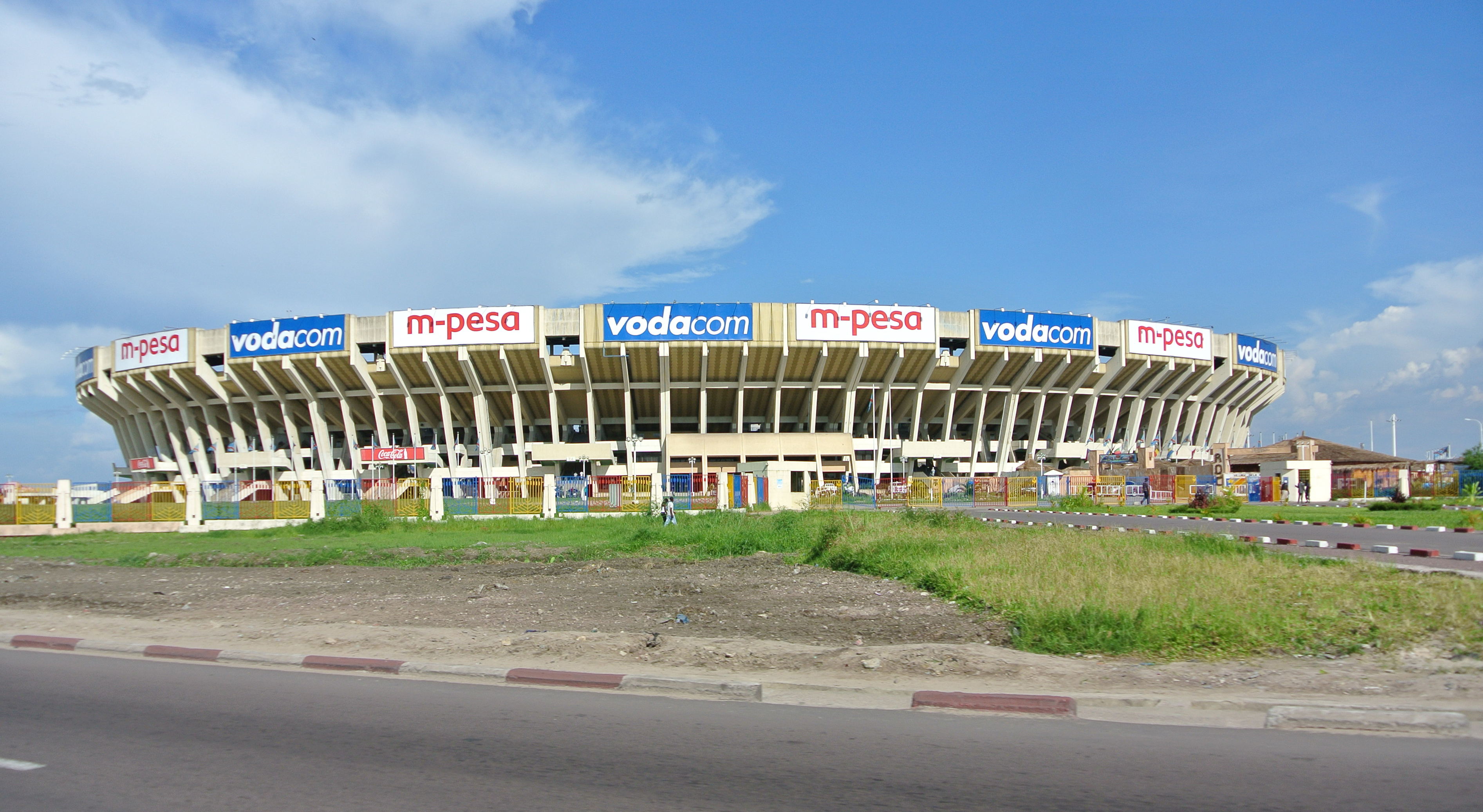 Stade des Martyrs di Kinshasa. Stadion ini adalah yang terbesar di negara ini dan sering menjadi tuan rumah pertandingan sepak bola penting.
