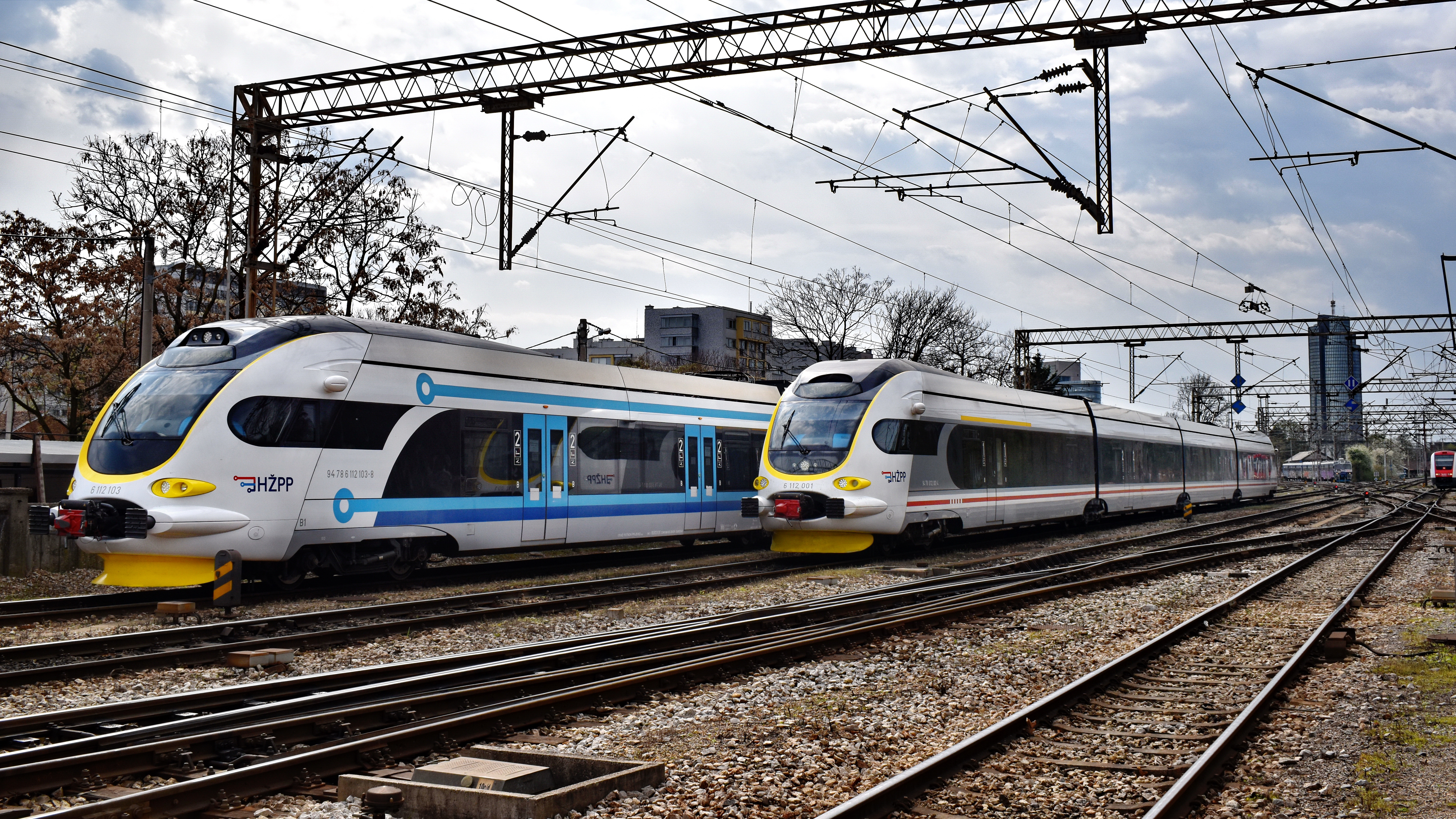 Kereta HŽ seri 6112 yang diproduksi oleh perusahaan Kroasia Končar Group, dioperasikan oleh Croatian Railways.