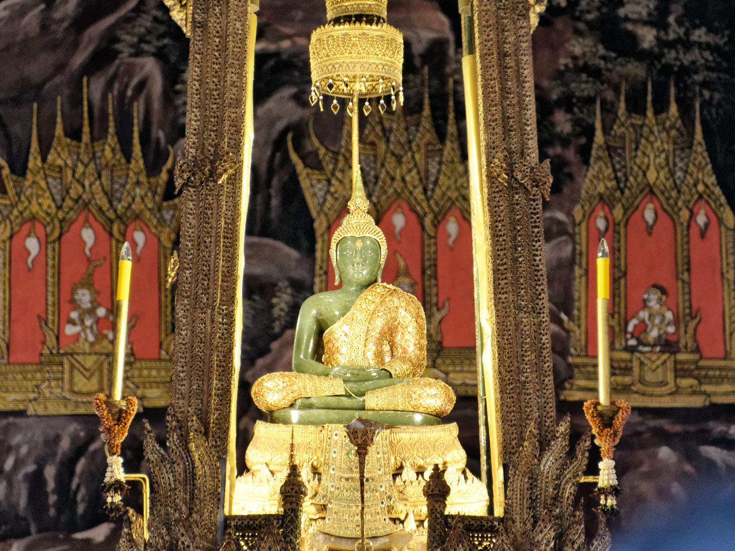 Phật Ngọc tại Wat Phra Kaew. Được coi là vật thiêng liêng bảo hộ của Thái Lan.