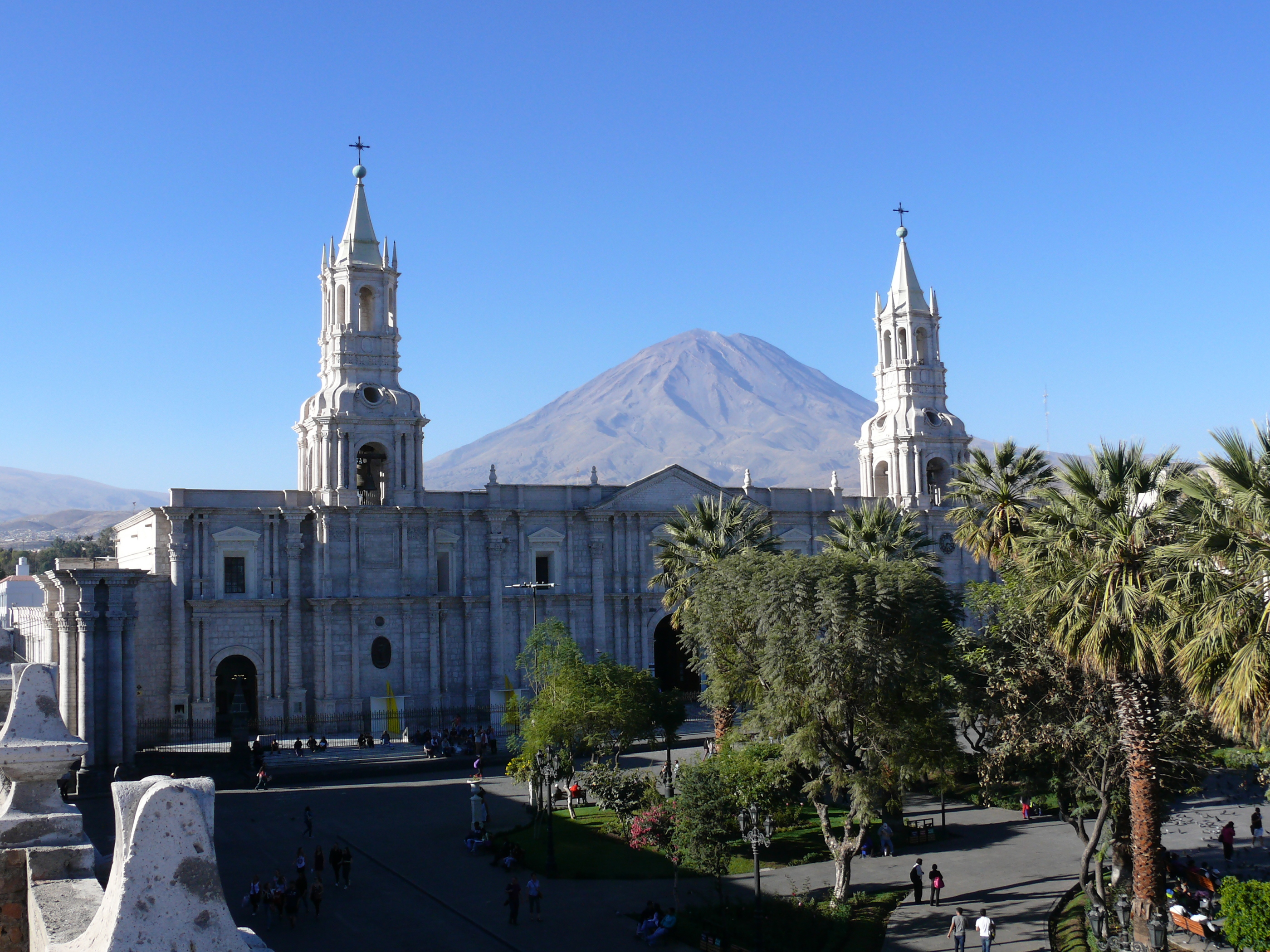 Katedral Arequipa dengan latar Gunung Misti.