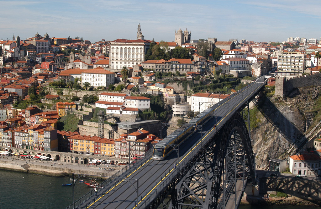 Pemandangan Porto, kota terbesar kedua di Portugal, dengan Jembatan Dom Luís I yang ikonik.