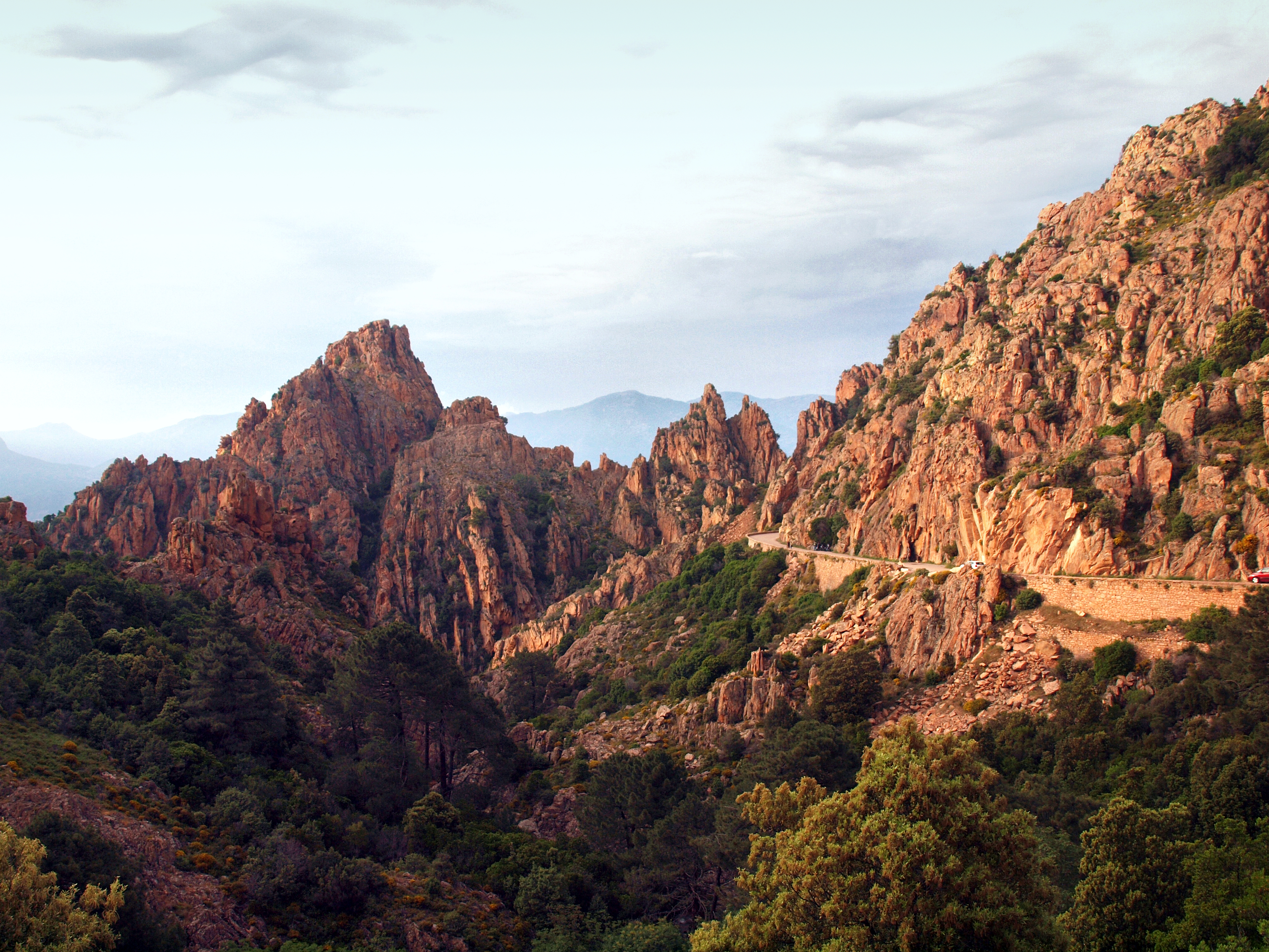 Calanque de Piana di Korsika menunjukkan lanskap pesisir dengan iklim Mediterania.