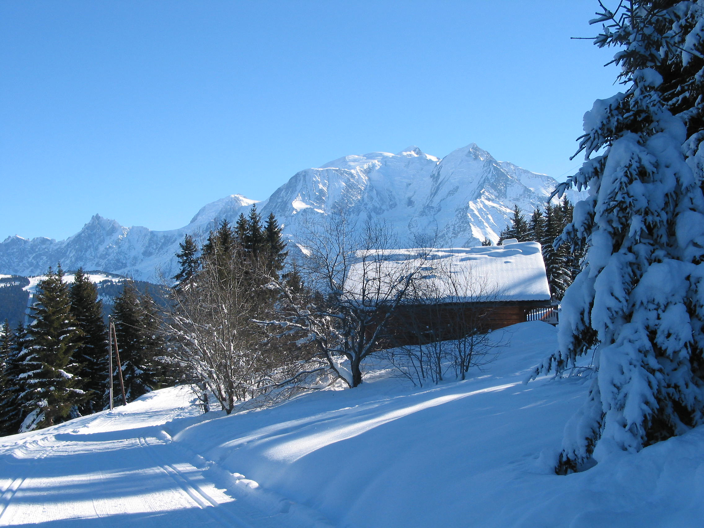 Salju menyelimuti Mont-Blanc, mencerminkan iklim Alpen.