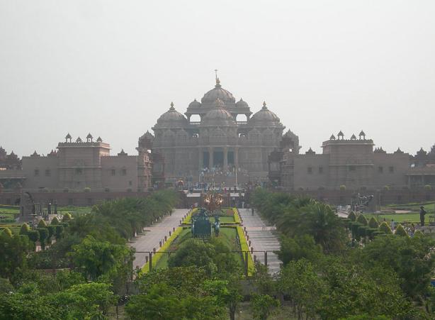 Kuil Akshardham di Delhi, contoh arsitektur kuil Hindu modern.