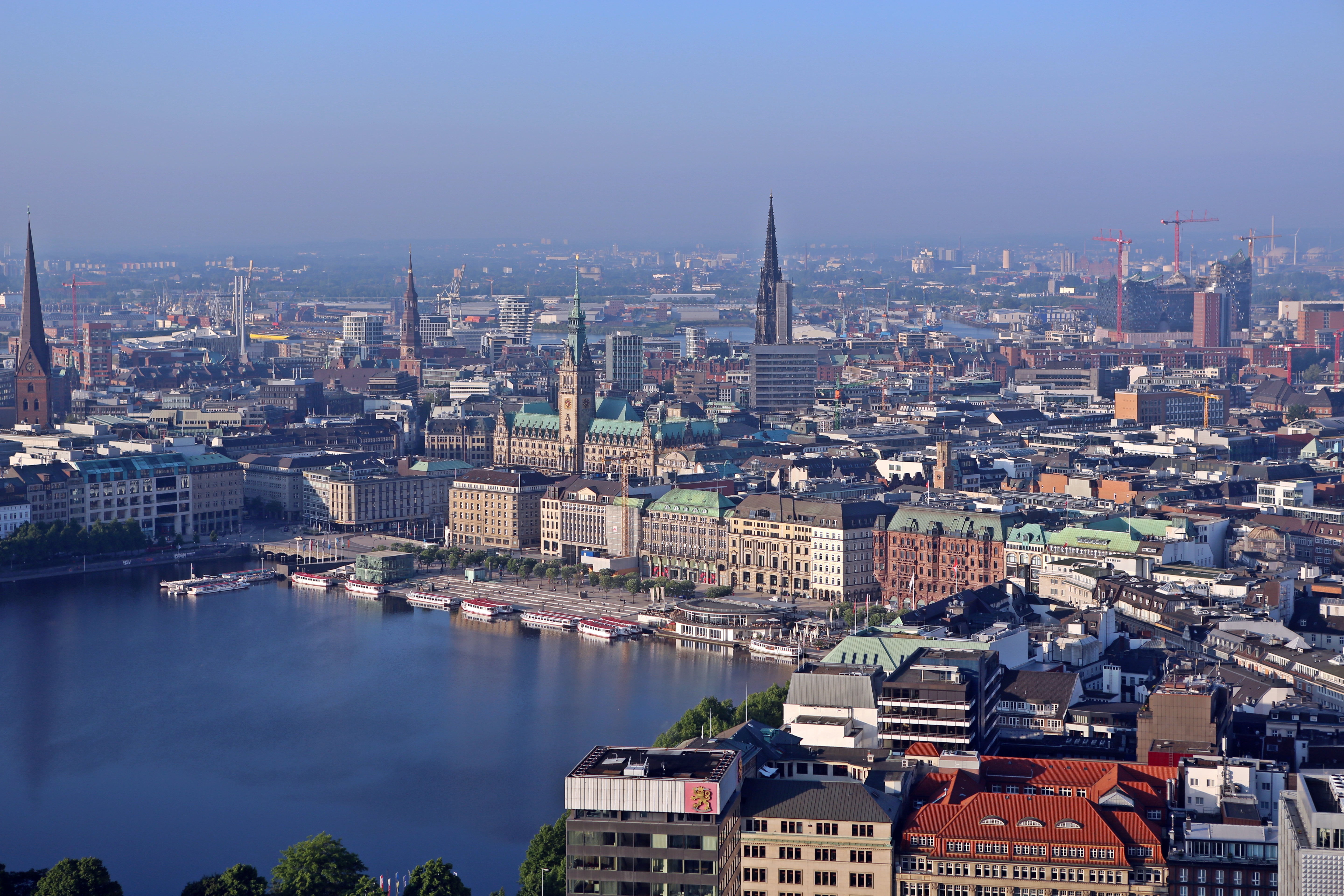 Hamburg, kota terbesar kedua.
