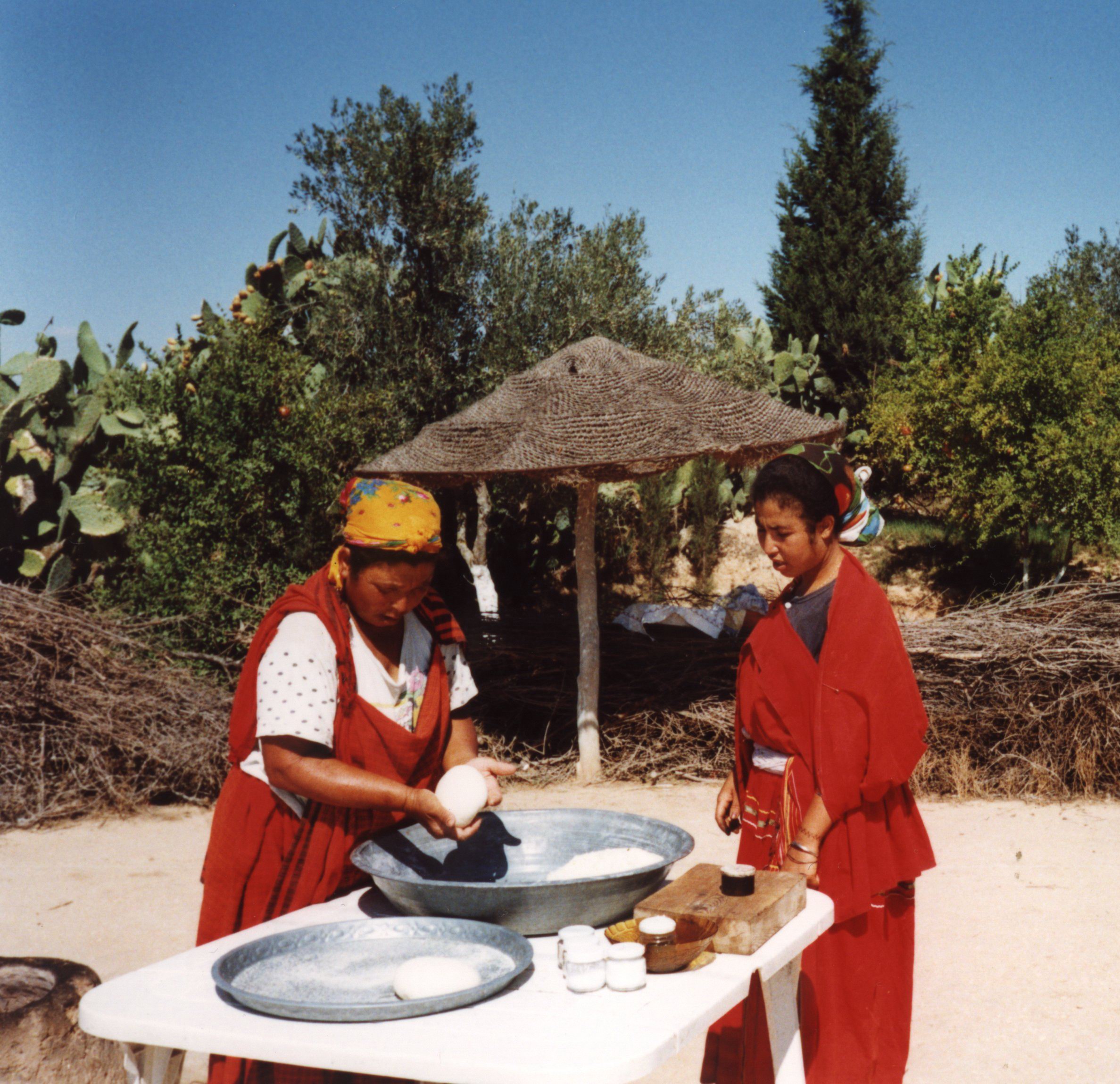 Roti tradisional Tunisia sedang dibuat.