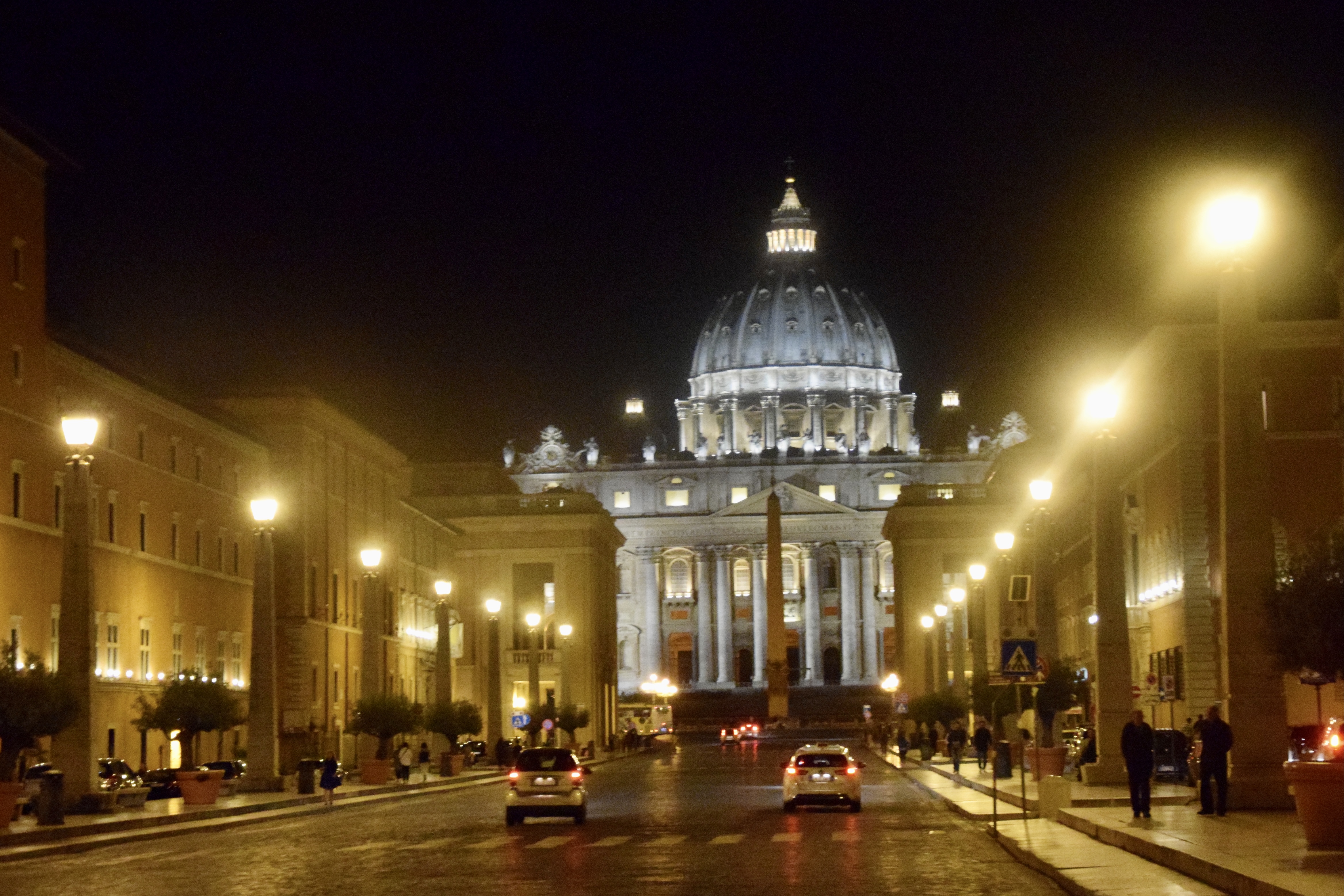Basilika Santo Petrus di Vatikan pada malam hari, tahun 2015.
