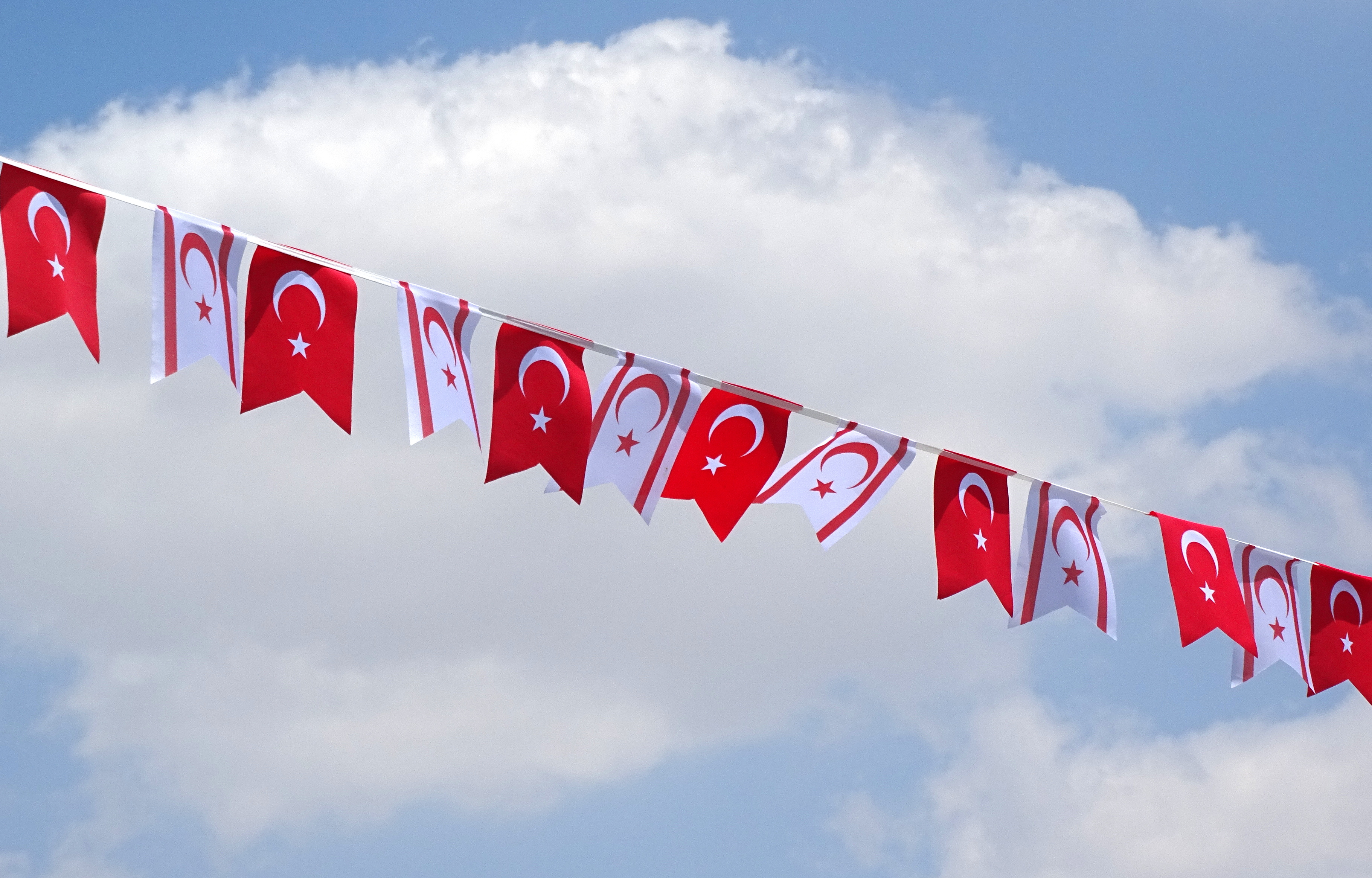 Bendera Cyprus Utara dan Turki di Nikosia Utara.