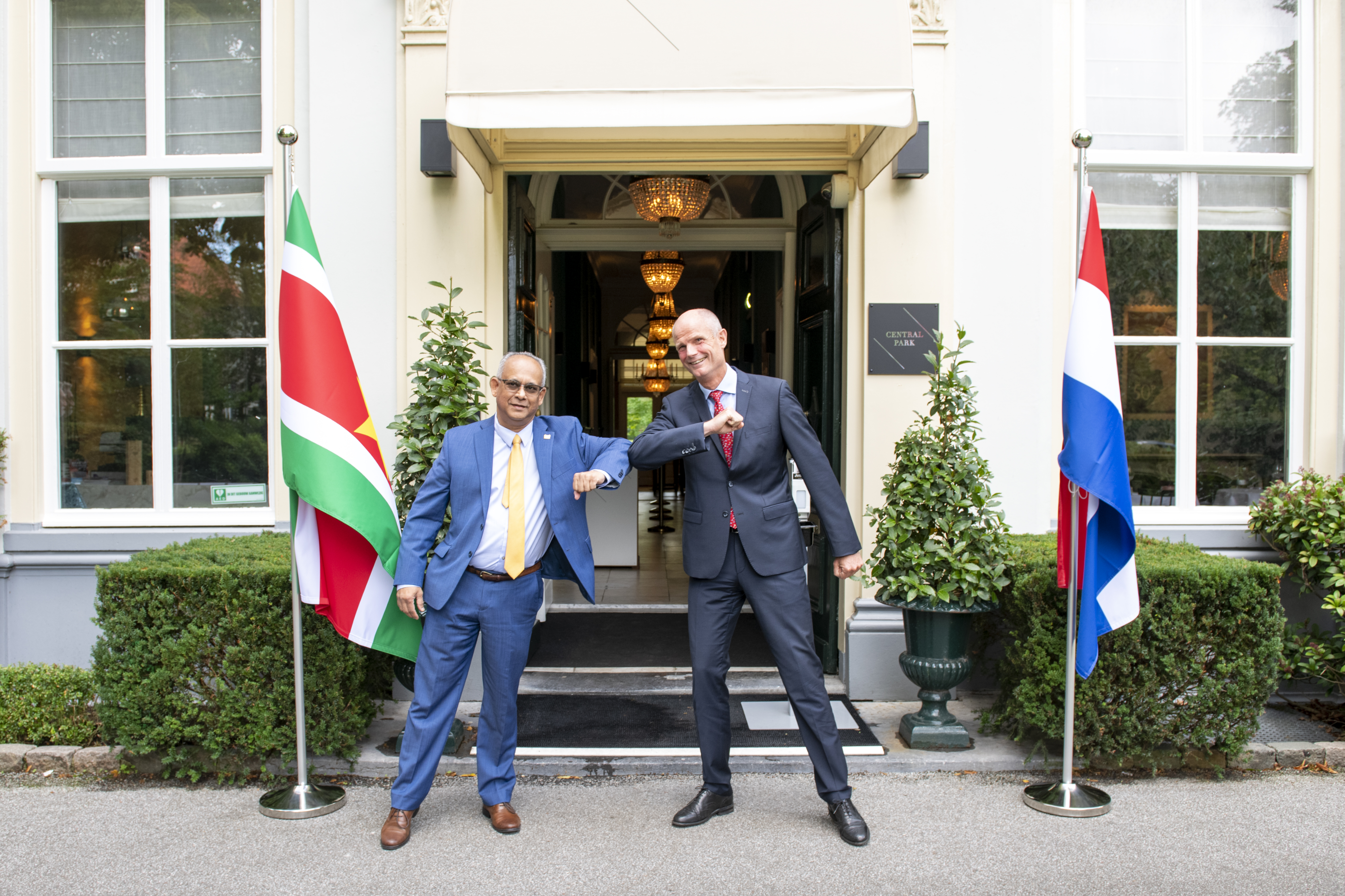 Menteri Luar Negeri Suriname Albert Ramdin mengunjungi mitranya dari Belanda Stef Blok pada Agustus 2020.