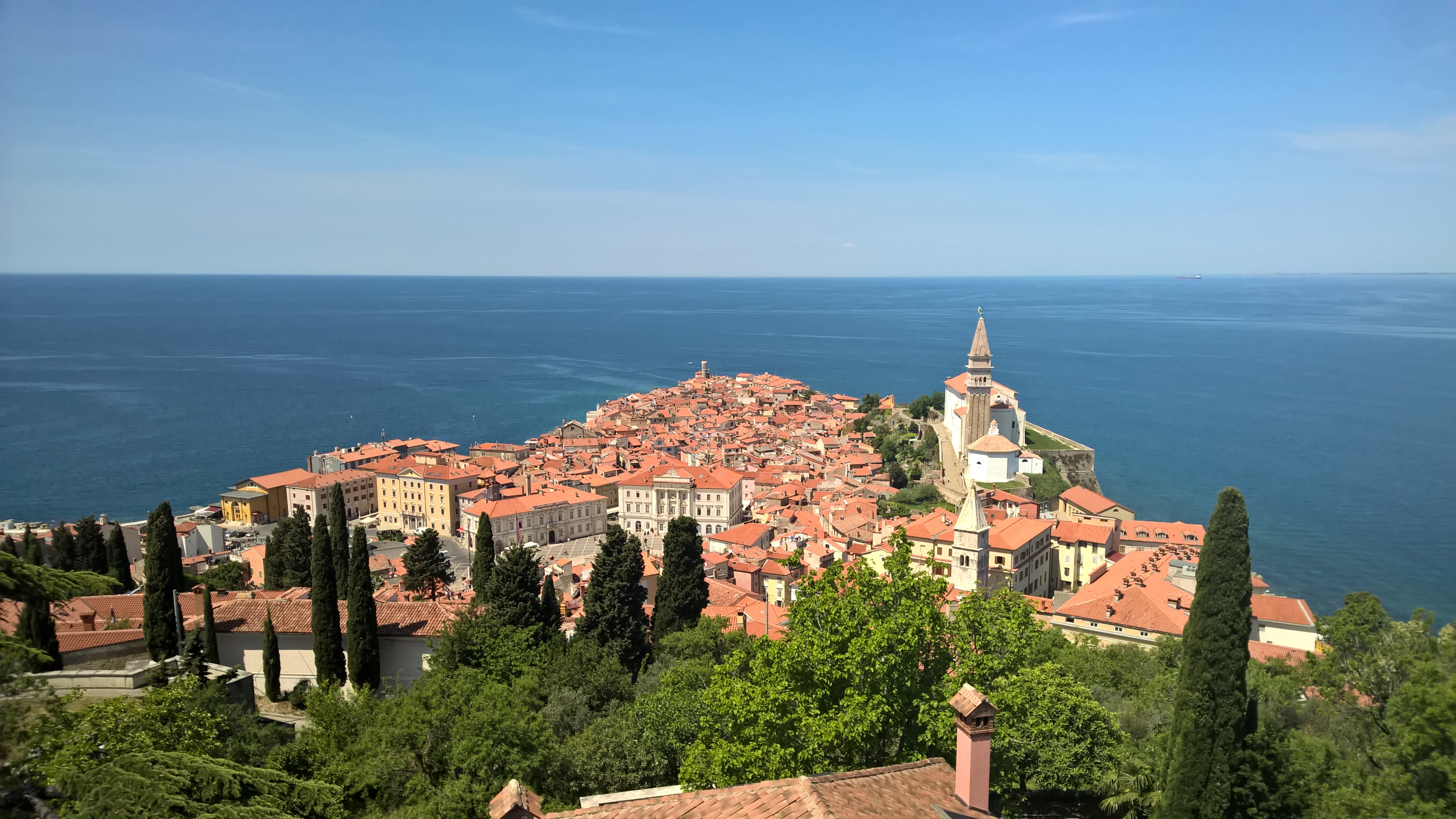 Phố cổ Piran trên bờ biển Slovenia.