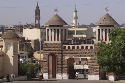 Nhà thờ Chính thống Enda Mariam, Nhà thờ Công giáo La Mã, phía sau là Thánh đường Hồi giáo Al Khulafa Al Rashiudin tại thủ đô Asmara.