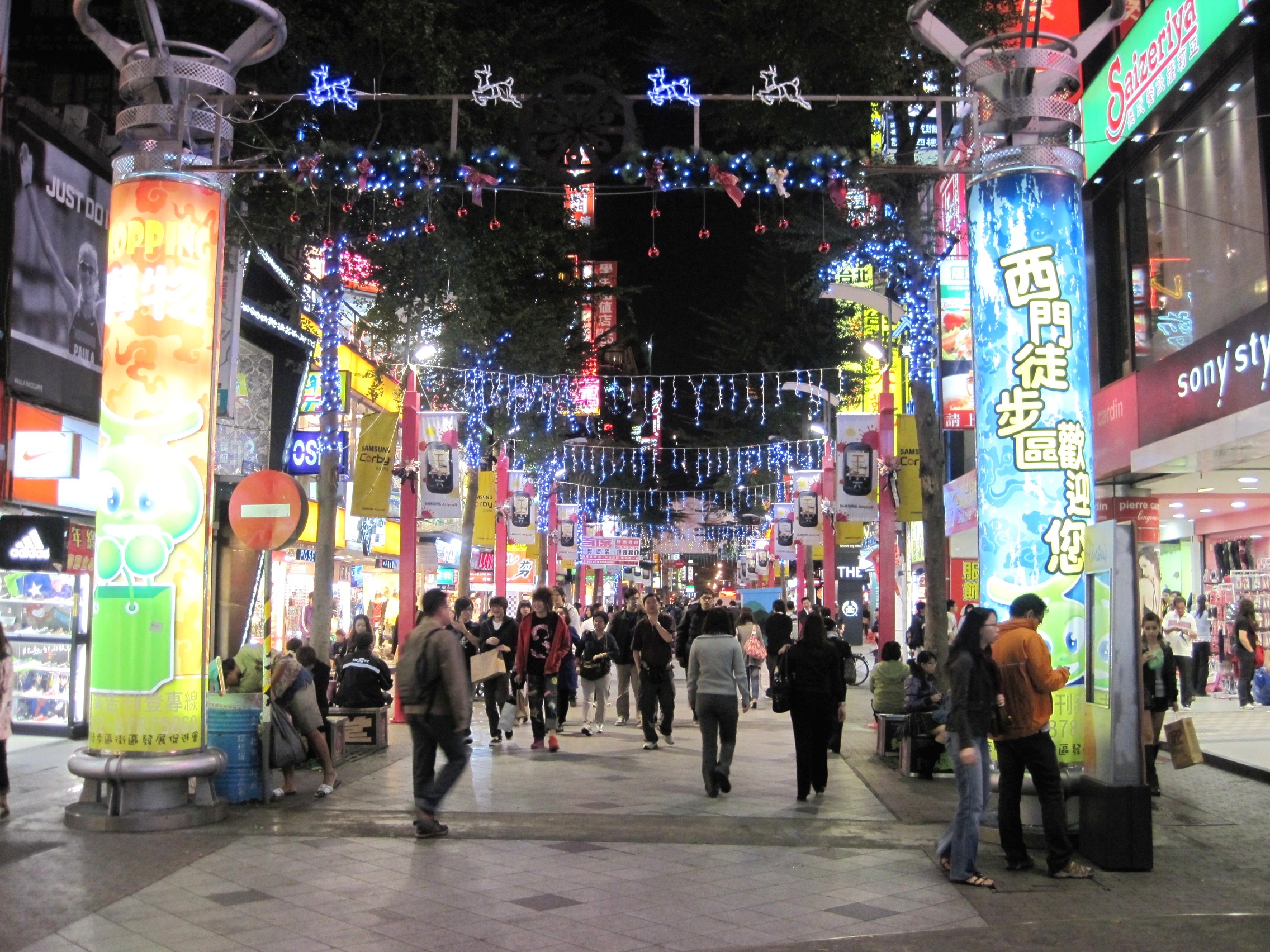 alt=夜の西門町のメイン路地