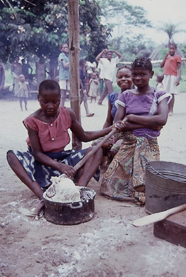 Pembuatan Fufu. Fufu adalah makanan pokok di banyak bagian Afrika, termasuk RDK.