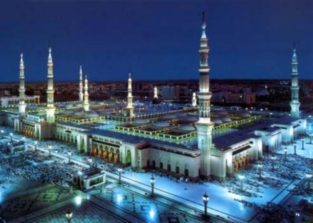Masjid Nabawi di Madinah, kota kedua paling suci dalam Islam.