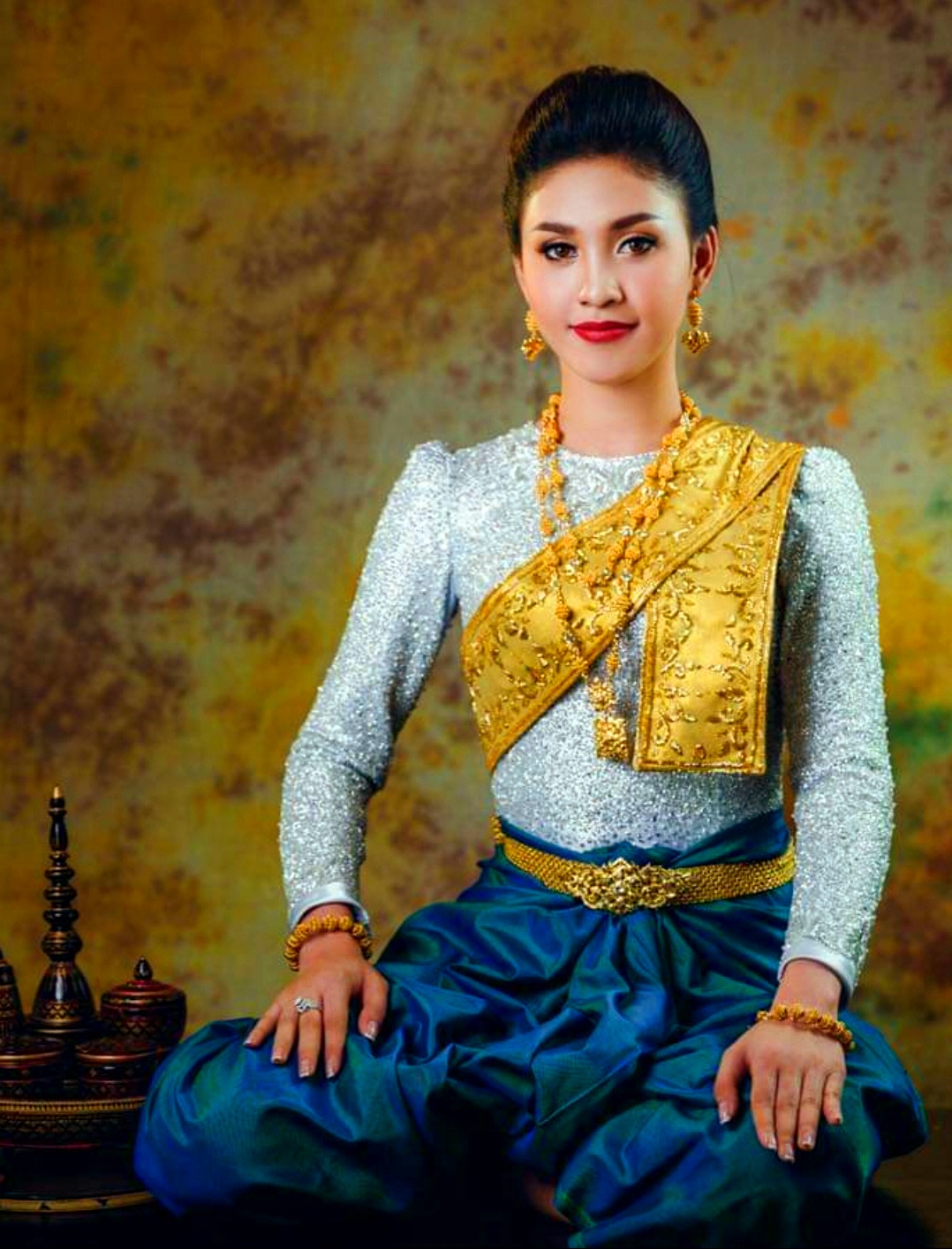 สตรีกัมพูชาสวมชุดสไบ ที่ศรีโสภณ จังหวัดบันทายมีชัย