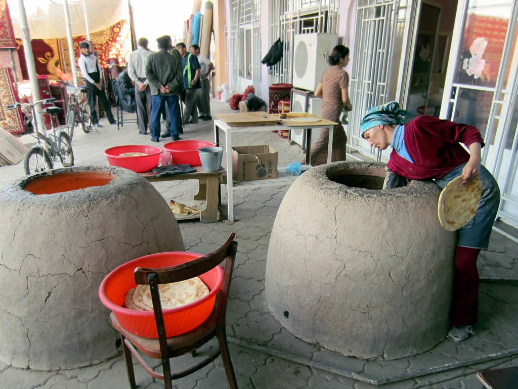Phụ nữ nướng bánh mì ở Chợ Bai Bazaar, Daşoguz.