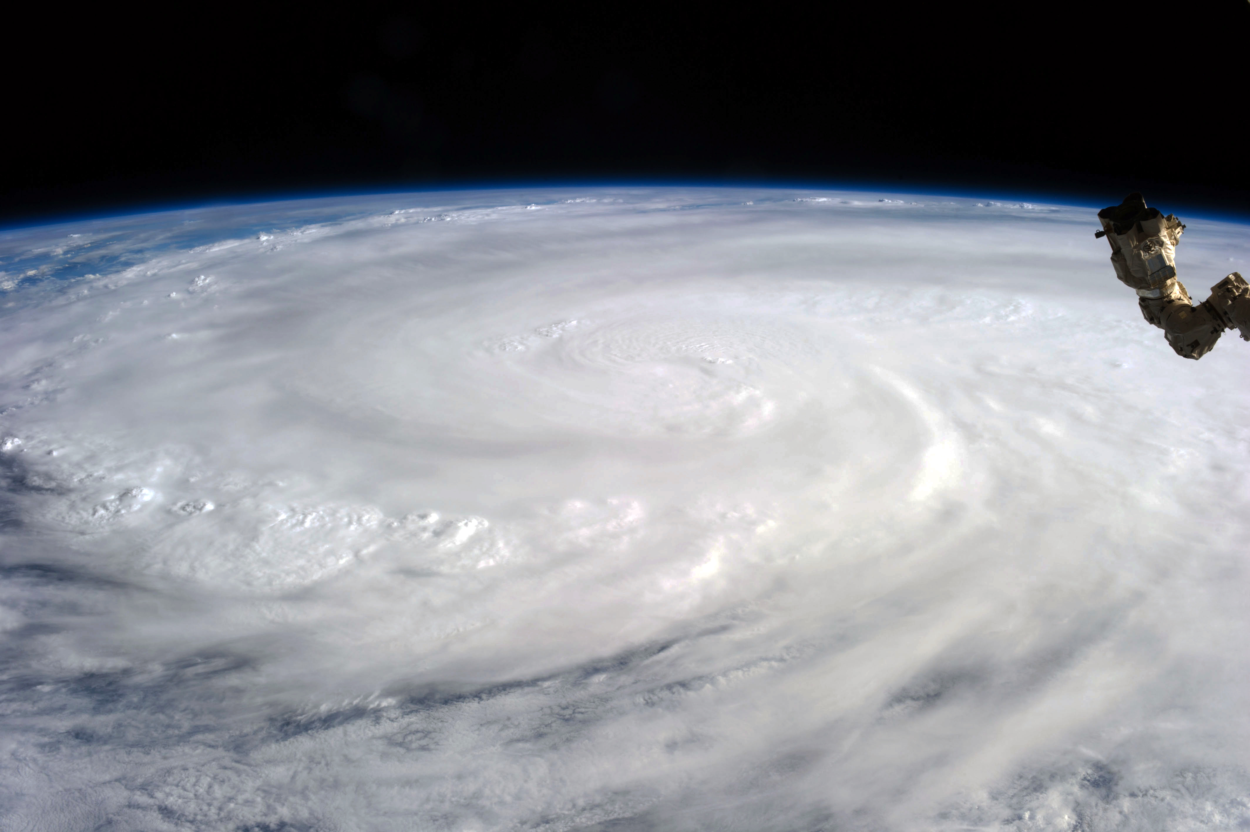 Taufan Haiyan pada tahun 2013, dilihat dari Stesen Angkasa Antarabangsa. Ia merupakan taufan terkuat yang pernah melanda Filipina.