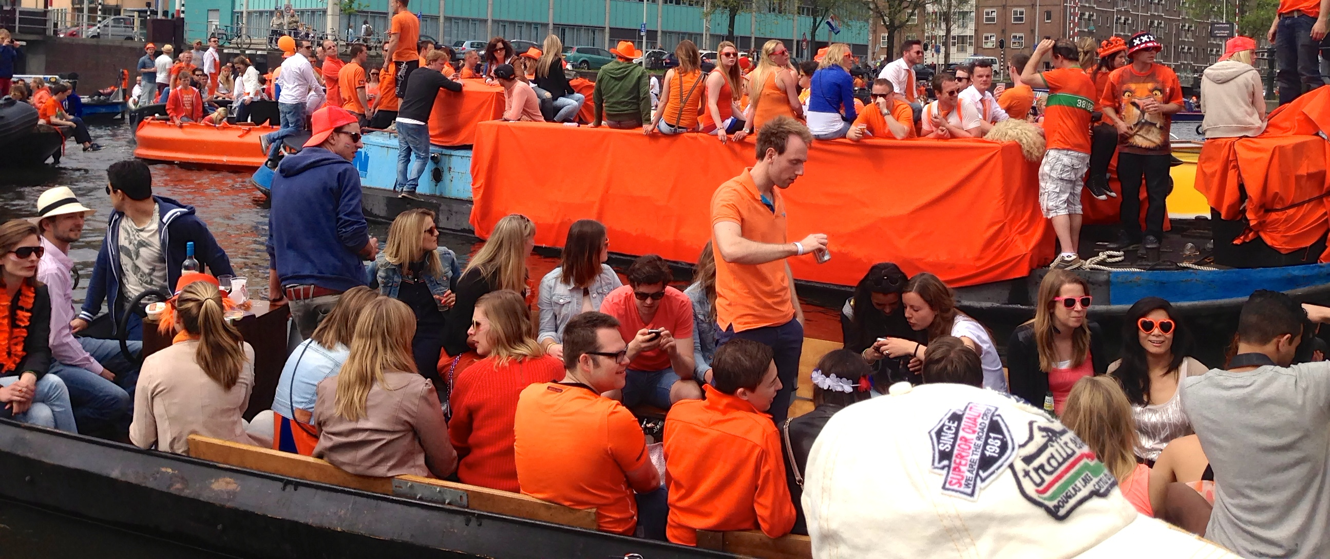 Orang-orang Belanda berpakaian oranye merayakan Hari Raja di Amsterdam.