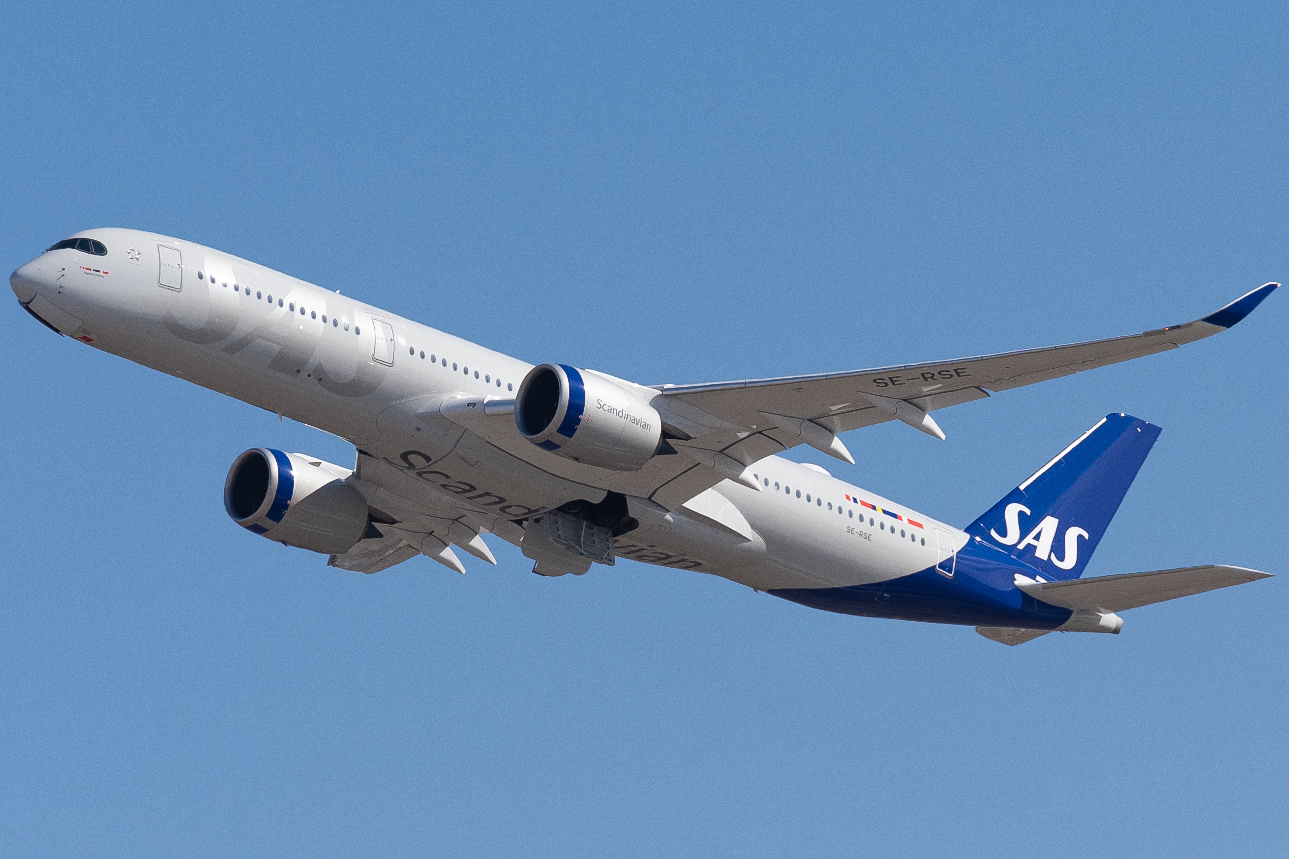 alt=공항 활주로에 주기되어 있는 스칸디나비아 항공 소속 여객기의 모습. 흰색 동체에 파란색과 주황색 로고가 그려져 있다.